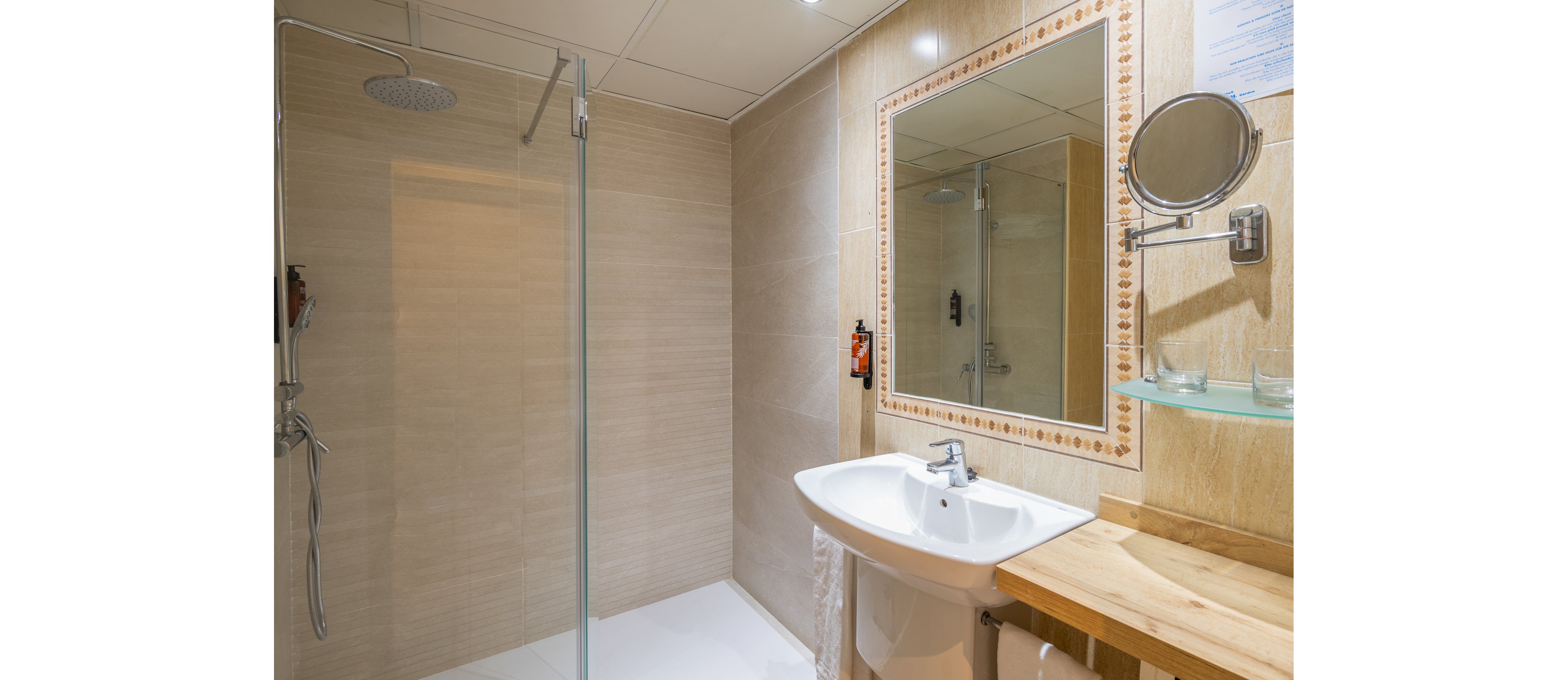 Hotel Parasol by Dorobe