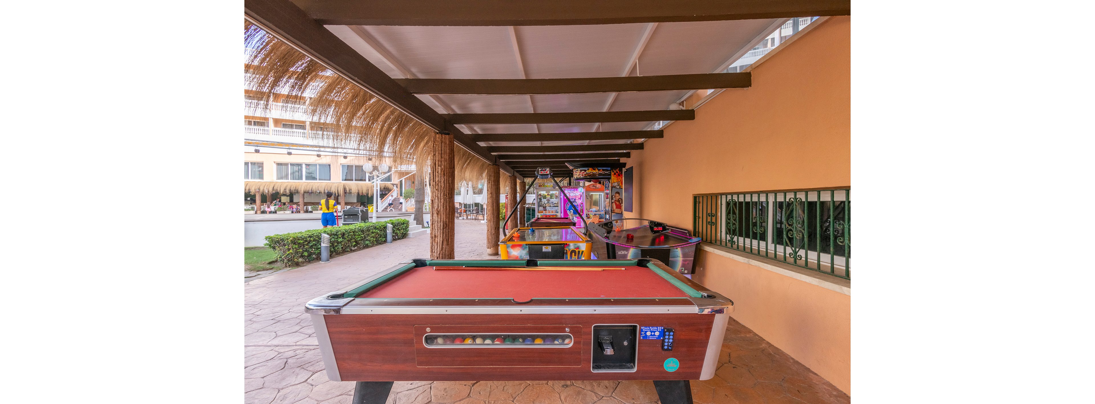 Hotel Parasol by Dorobe