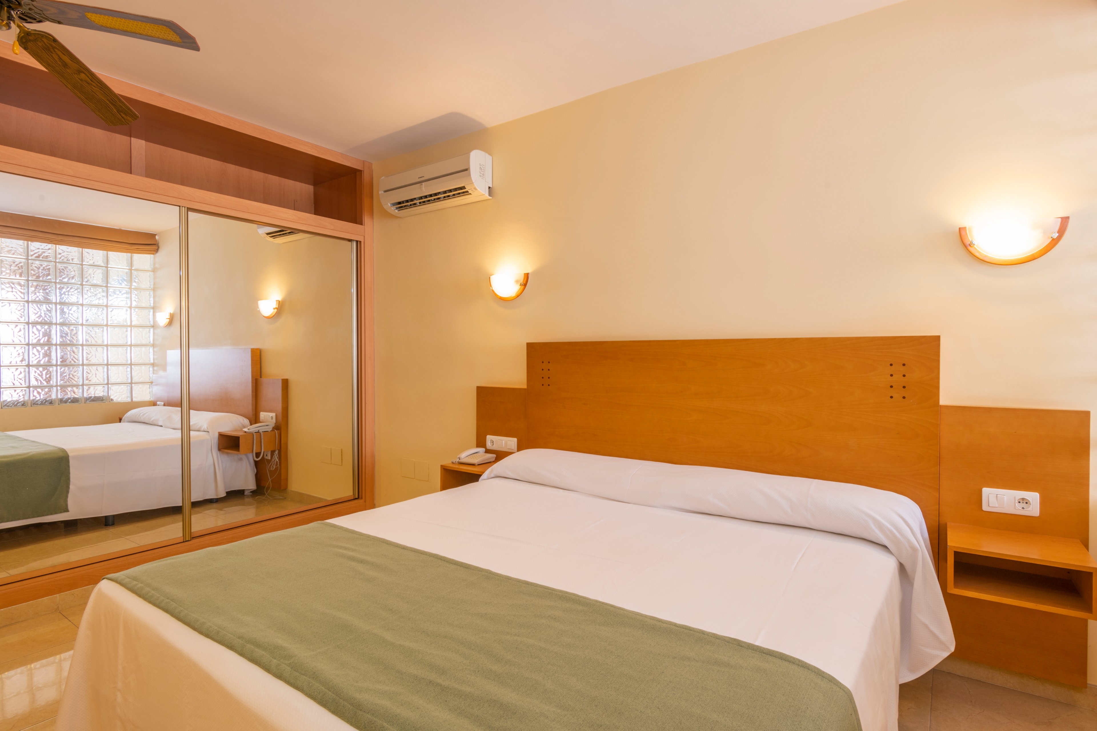 Hotel Parasol by Dorobe