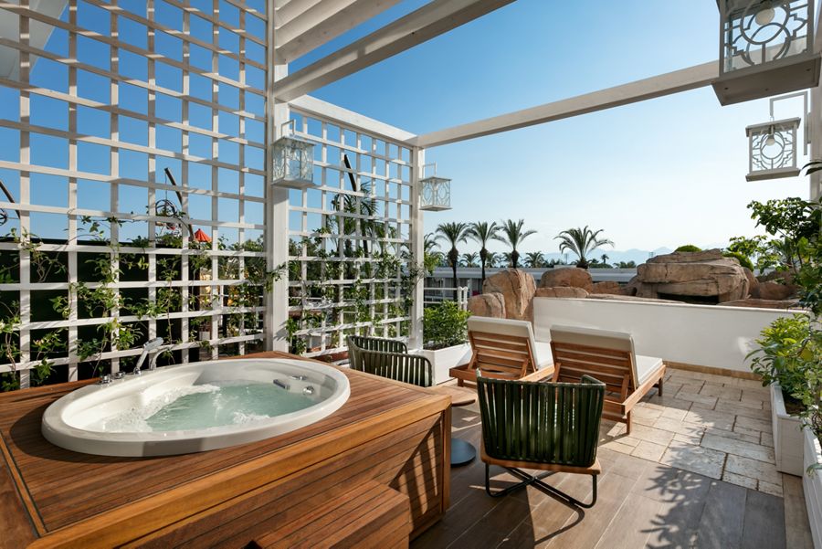 Standard Double or Twin room with Side Sea View for Single Parent Use