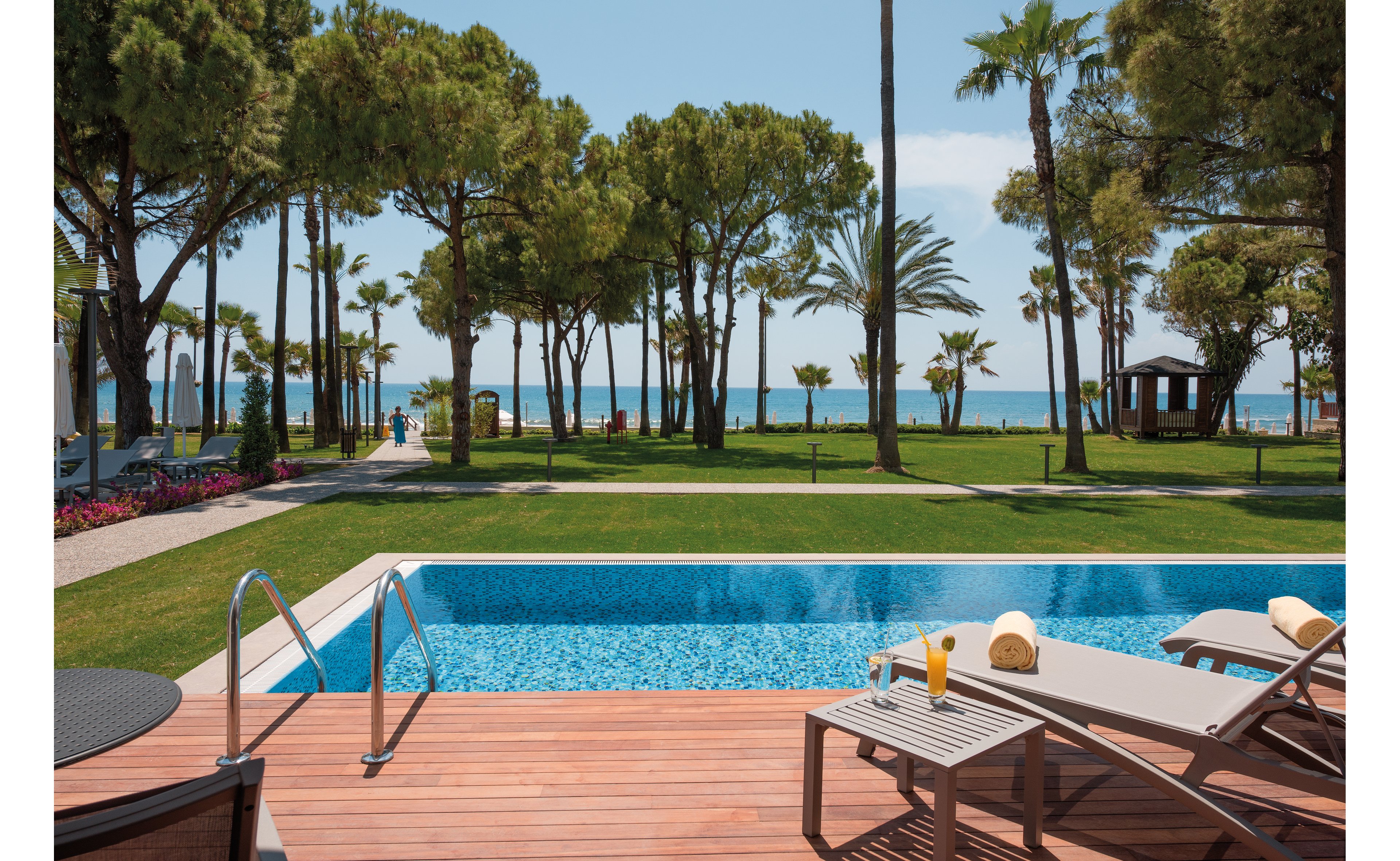 Acanthus Cennet Barut Collection