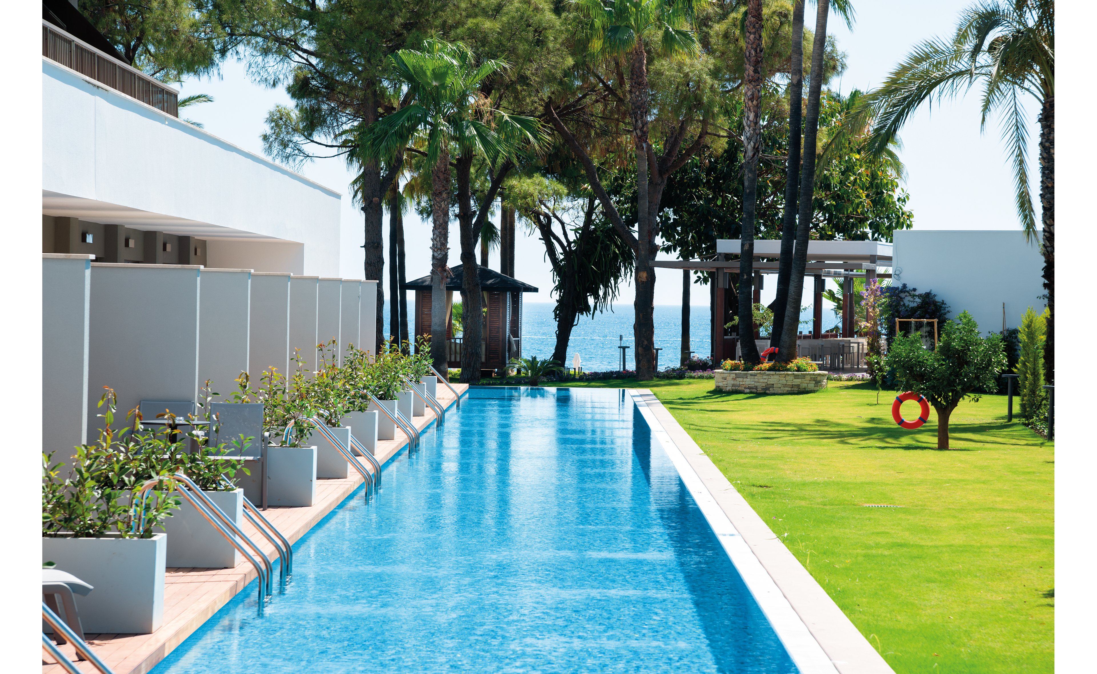 Acanthus Cennet Barut Collection