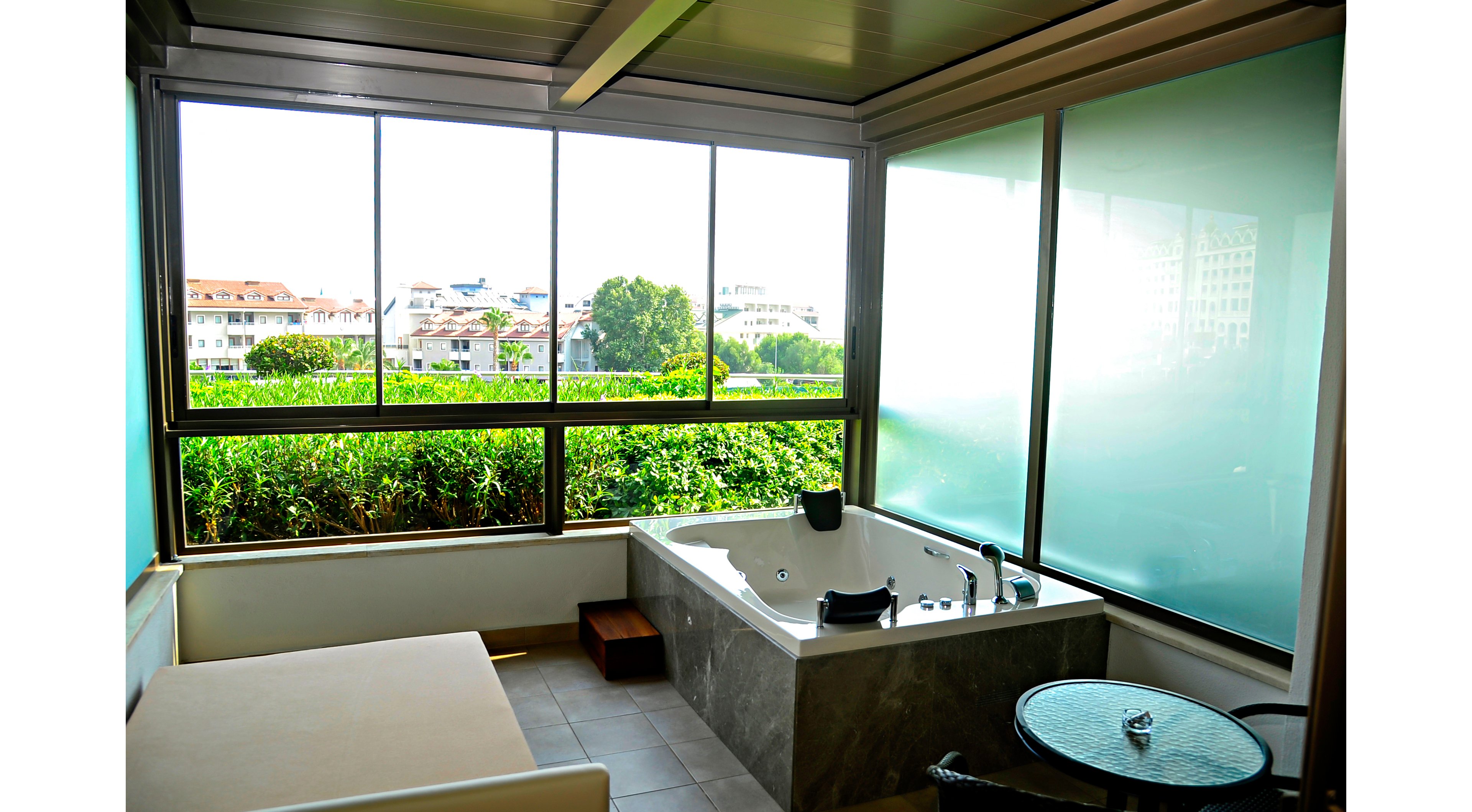 Commodore Elite Suites & Spa