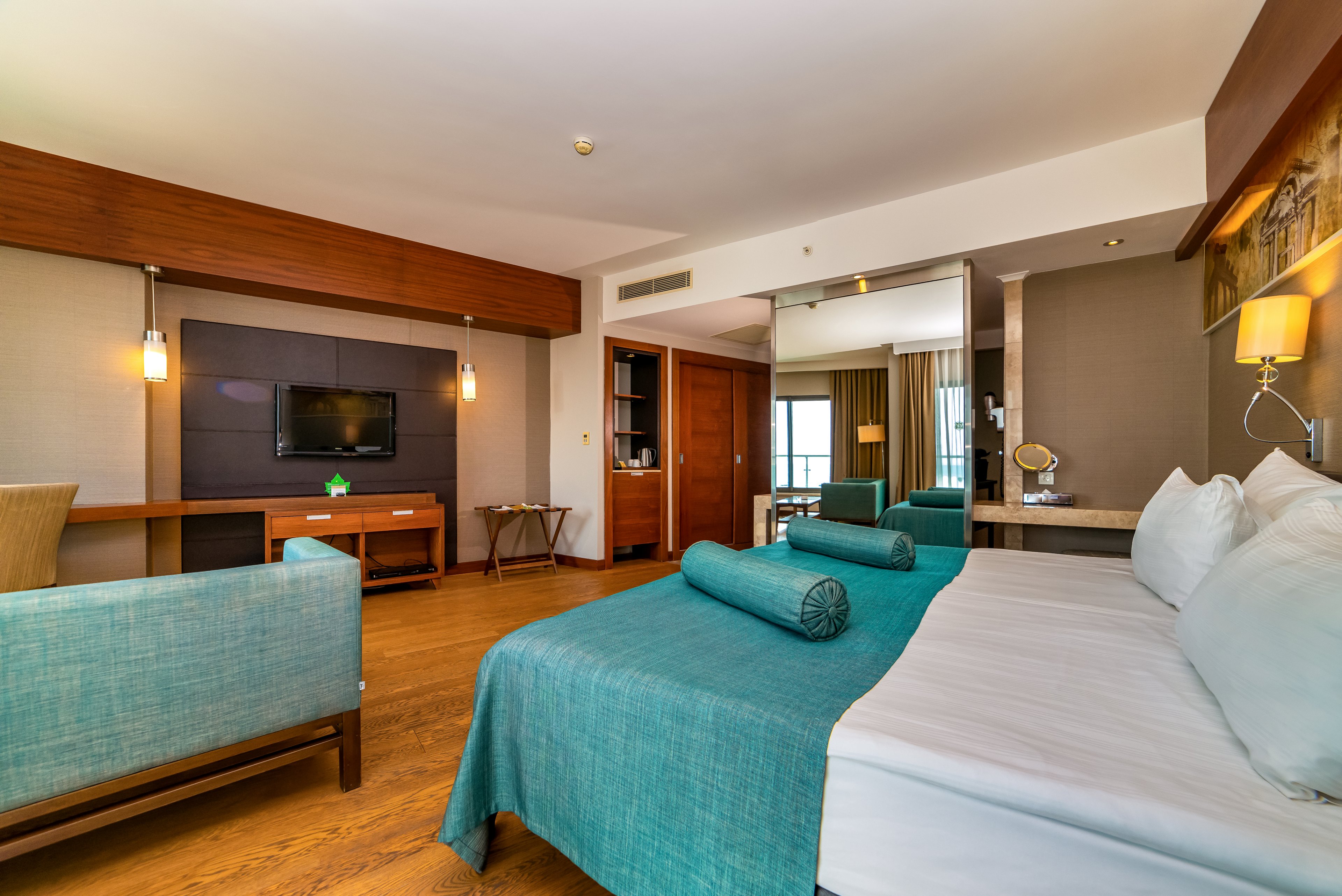 Commodore Elite Suites & Spa