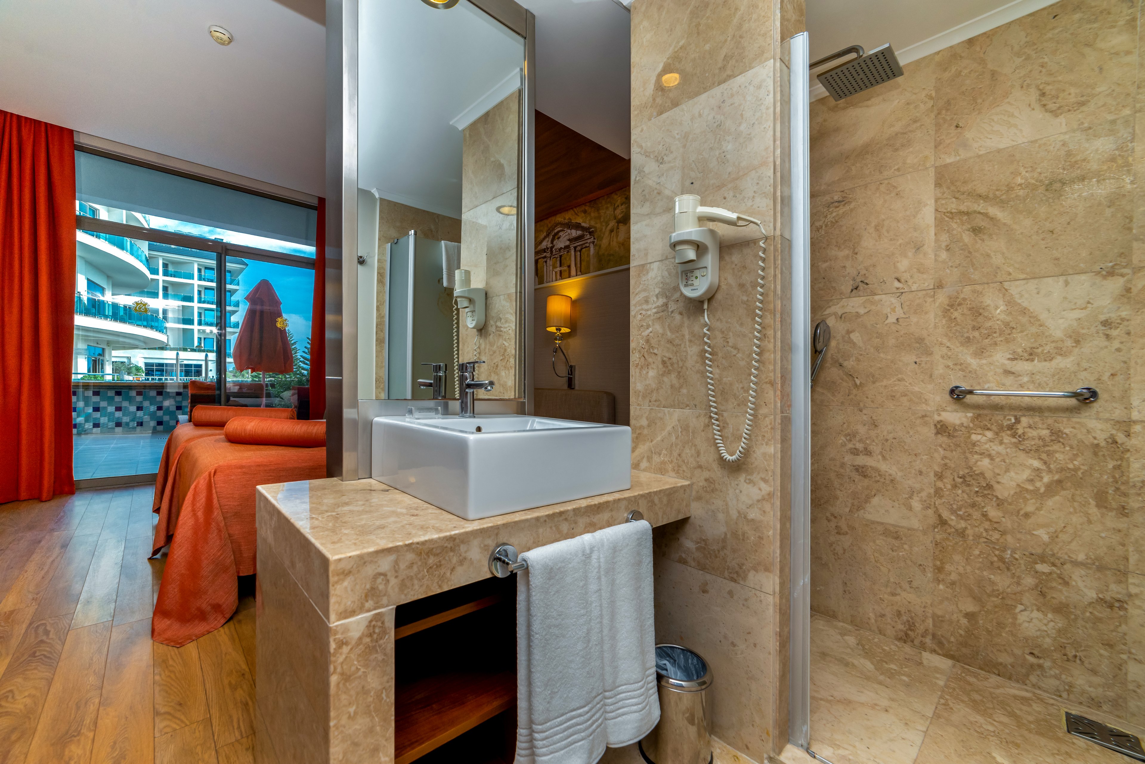 Commodore Elite Suites & Spa