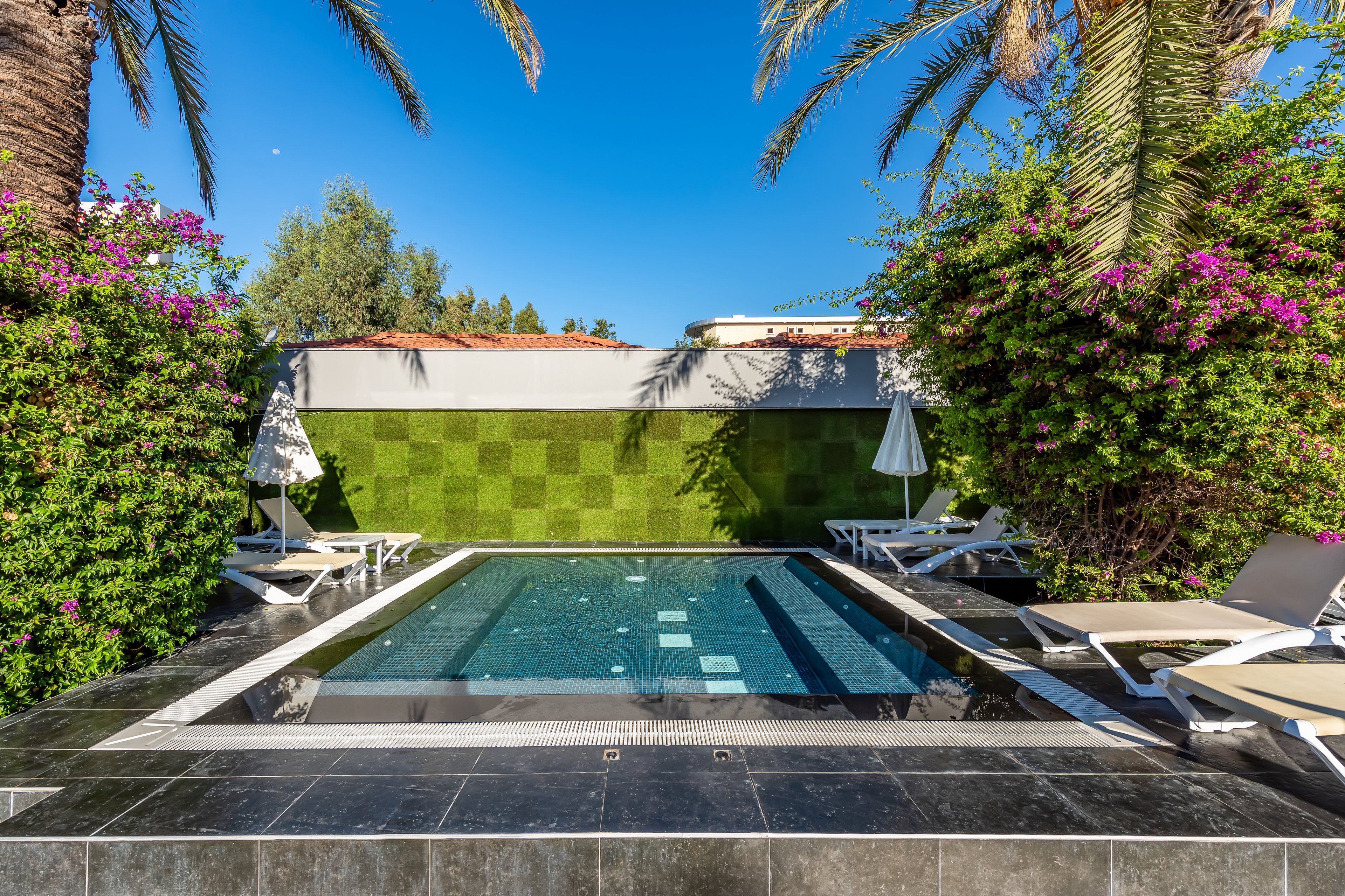 White City Beach Hotel