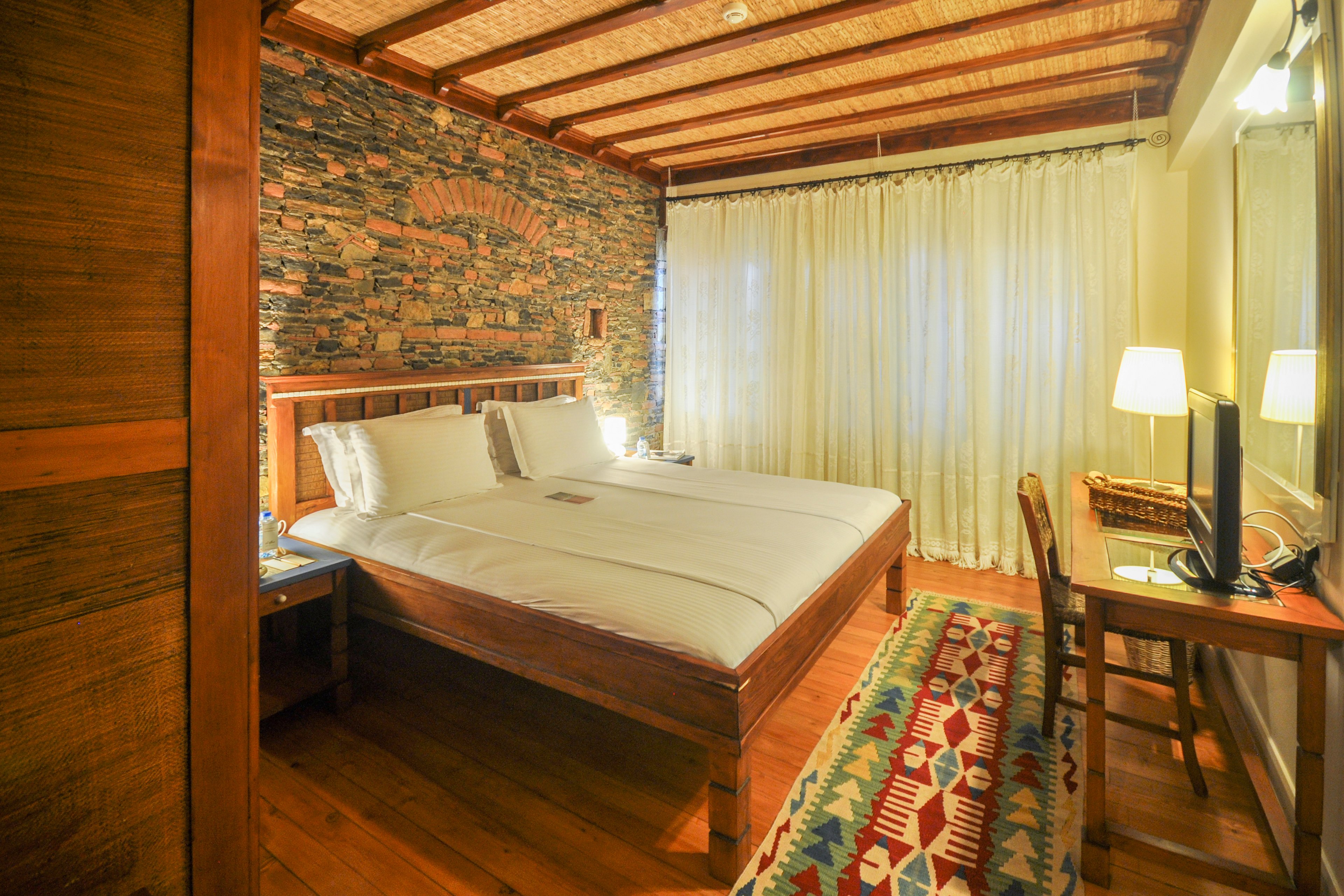 El Vino Hotel & Suites