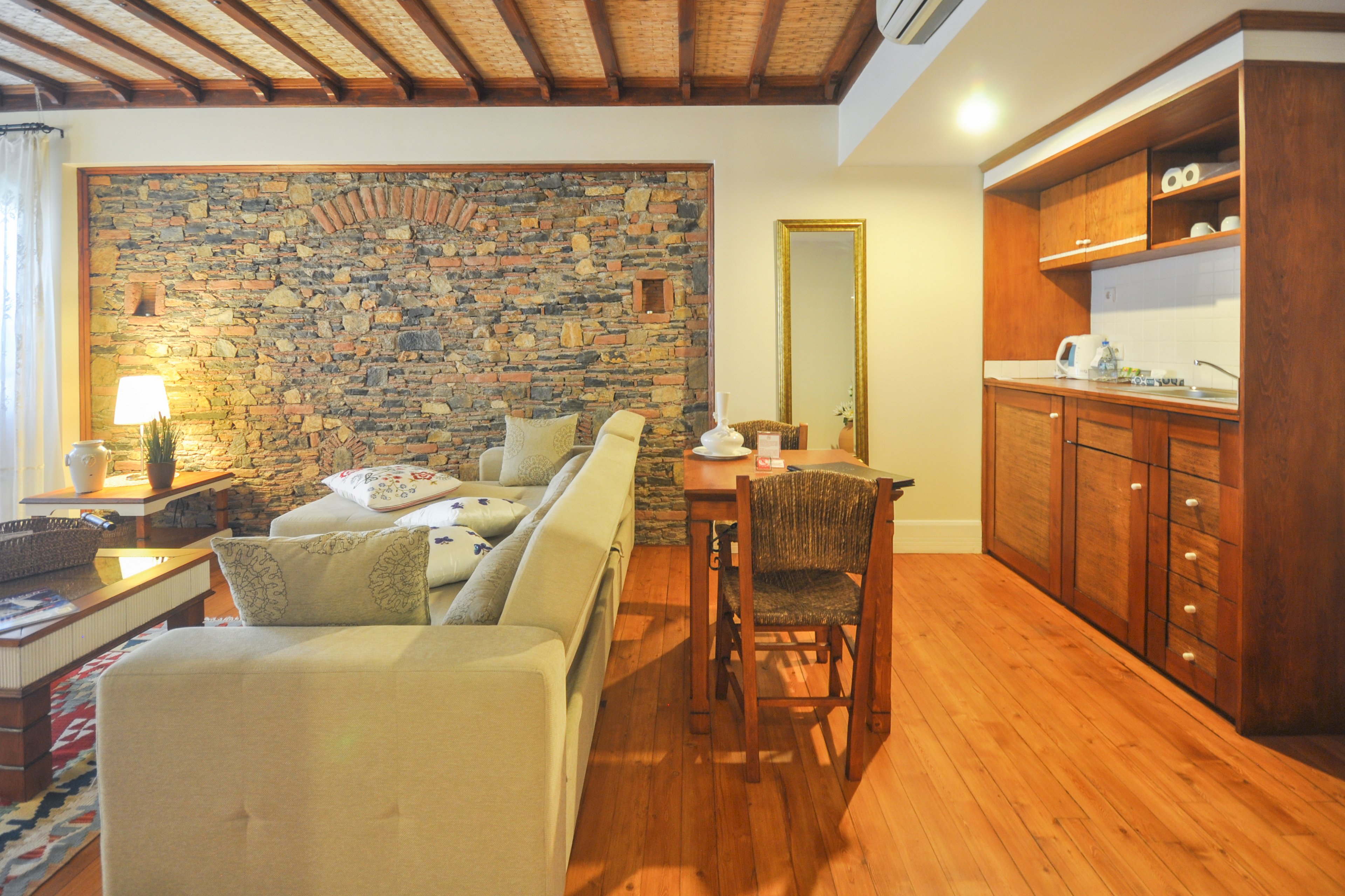 El Vino Hotel & Suites