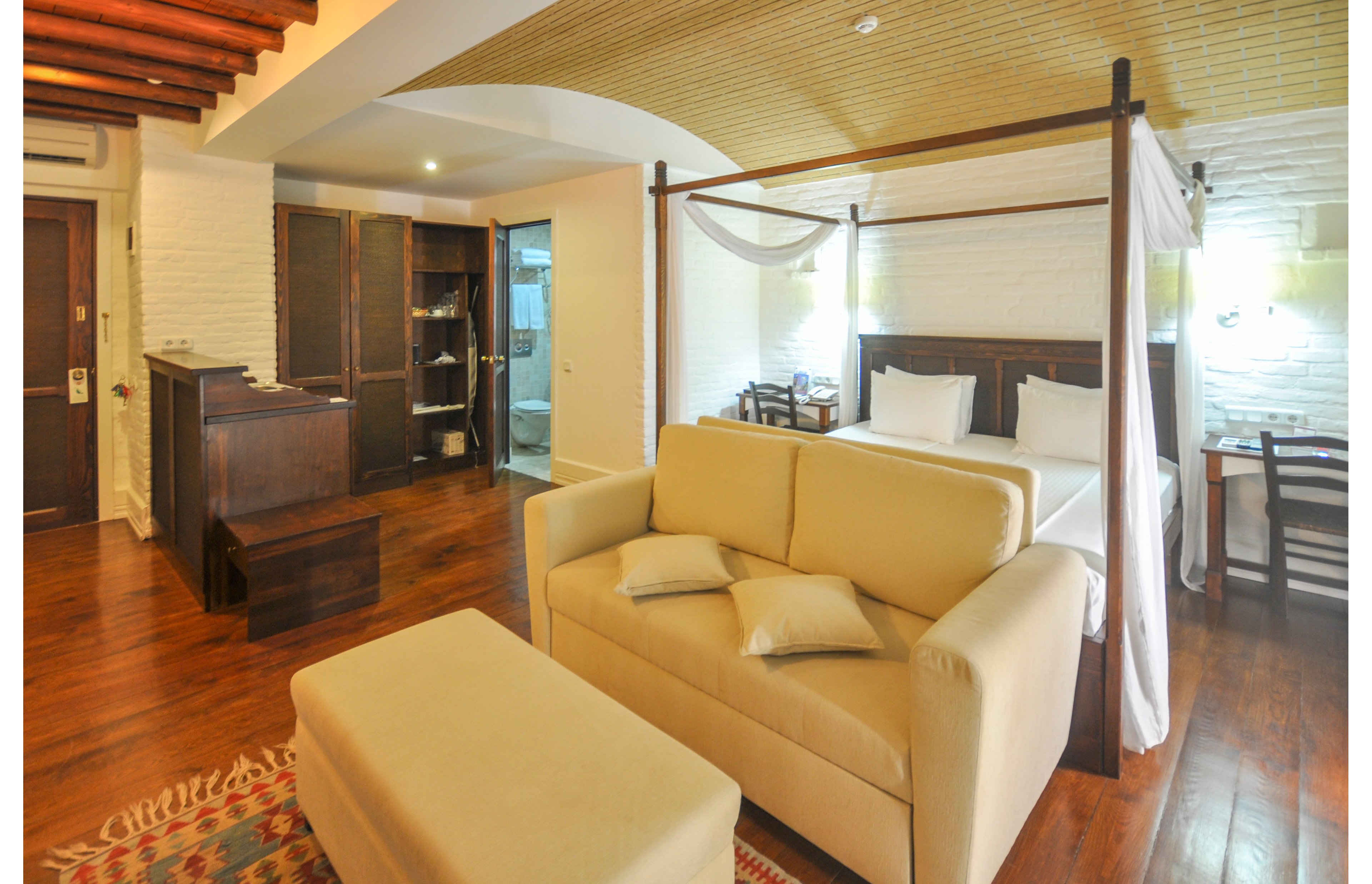 El Vino Hotel & Suites