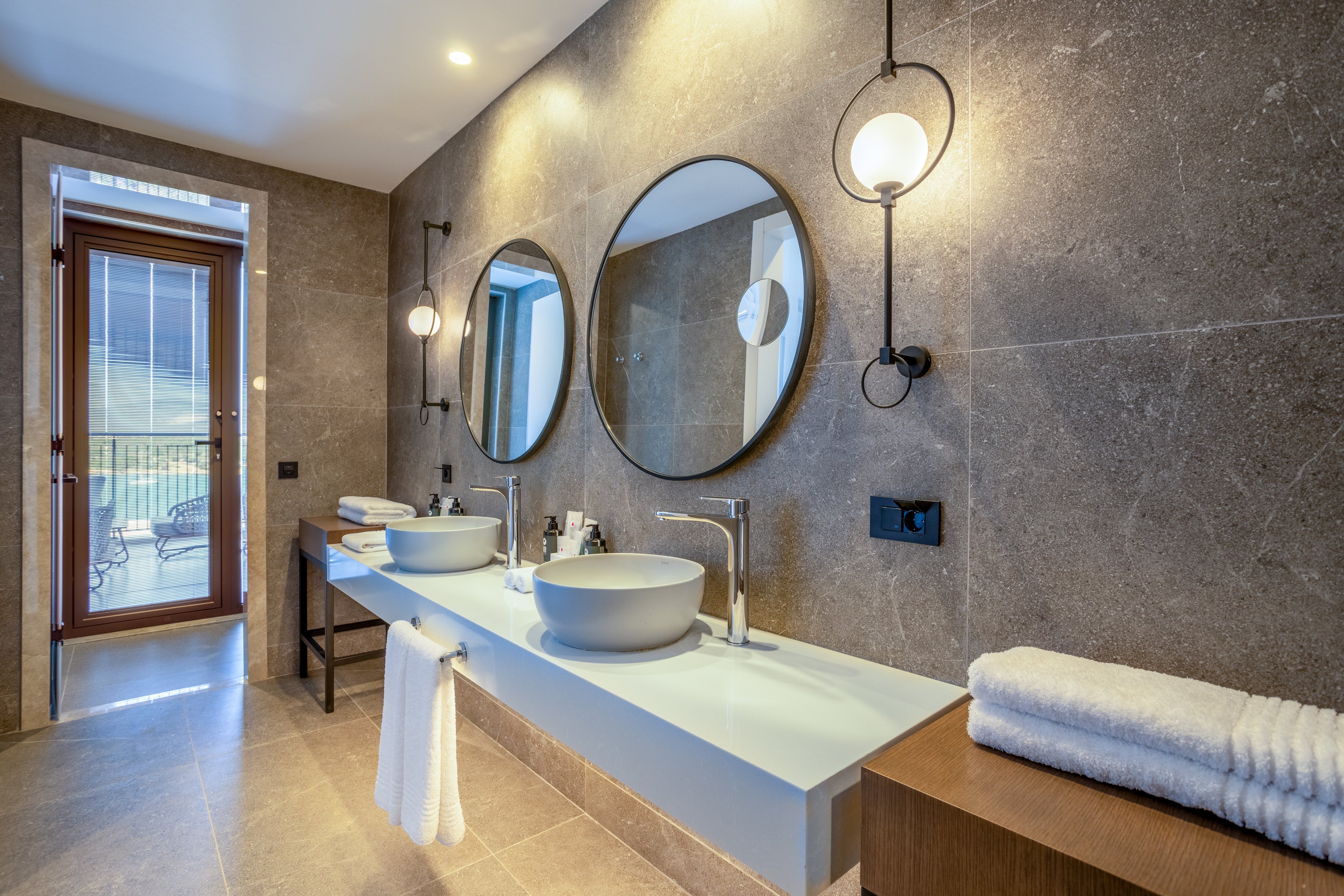 Anda Barut Collection