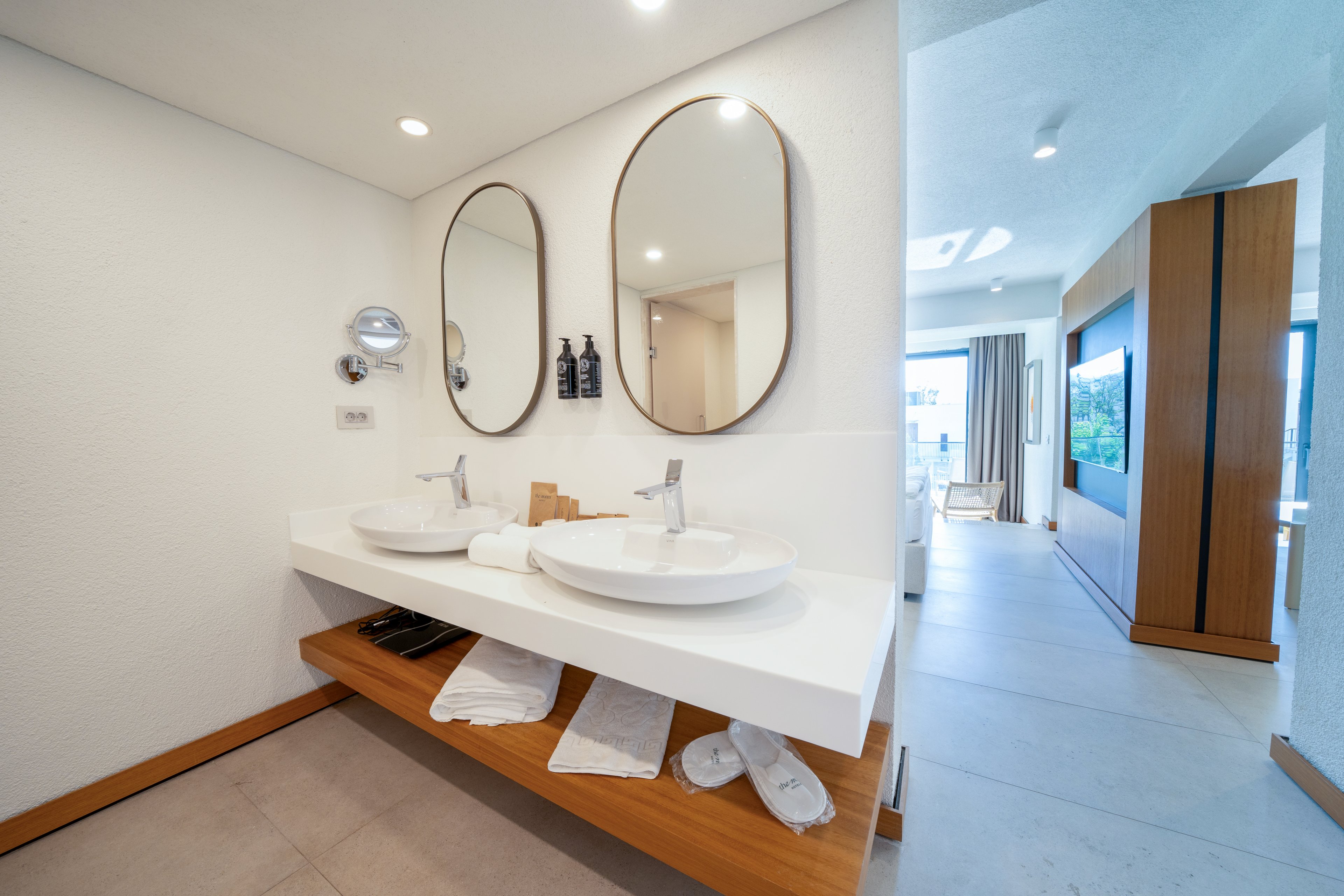 The Norm Collection Door'a