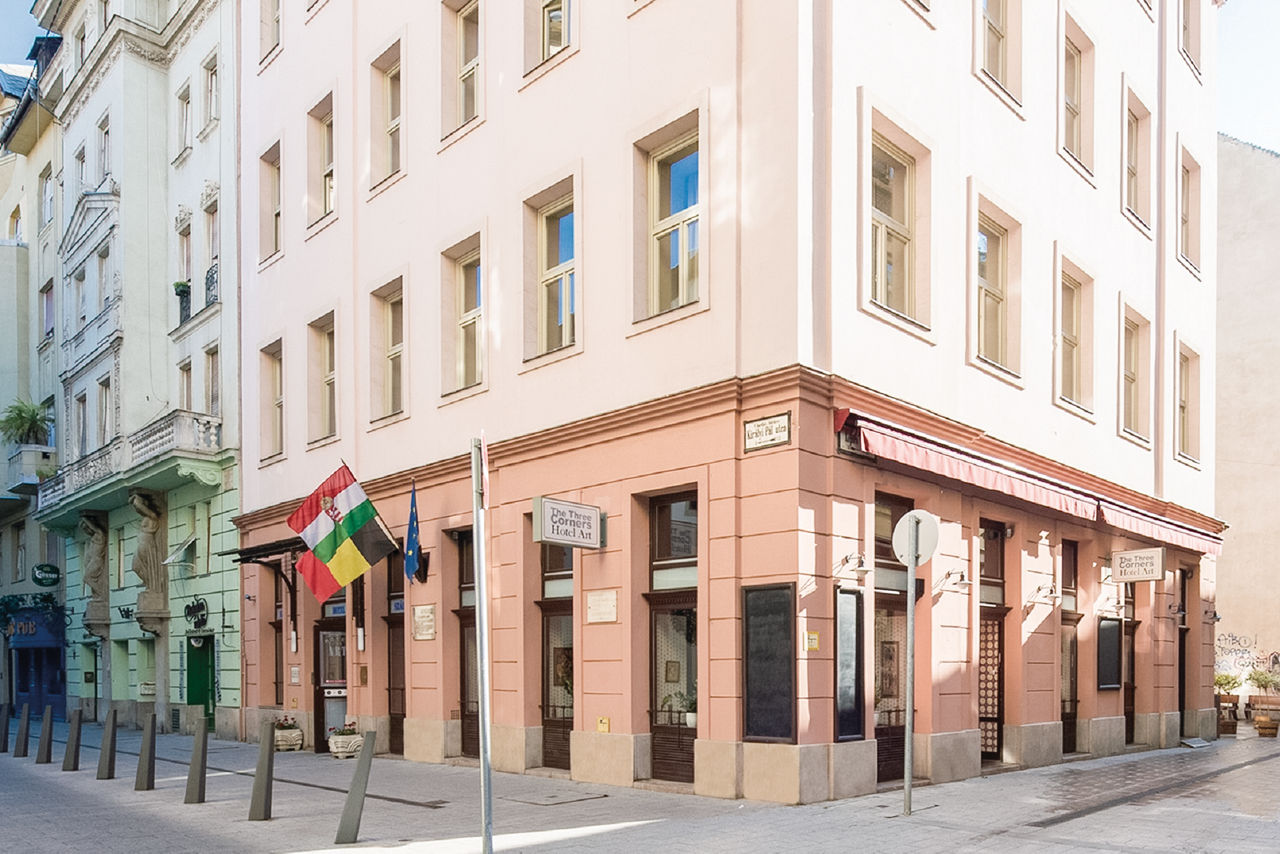 Three Corners Hotel Art