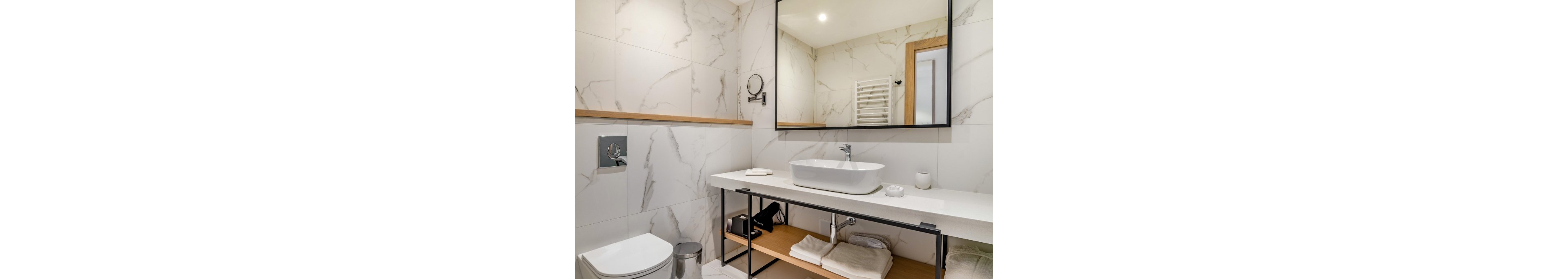 Lazure Hotel & Marina