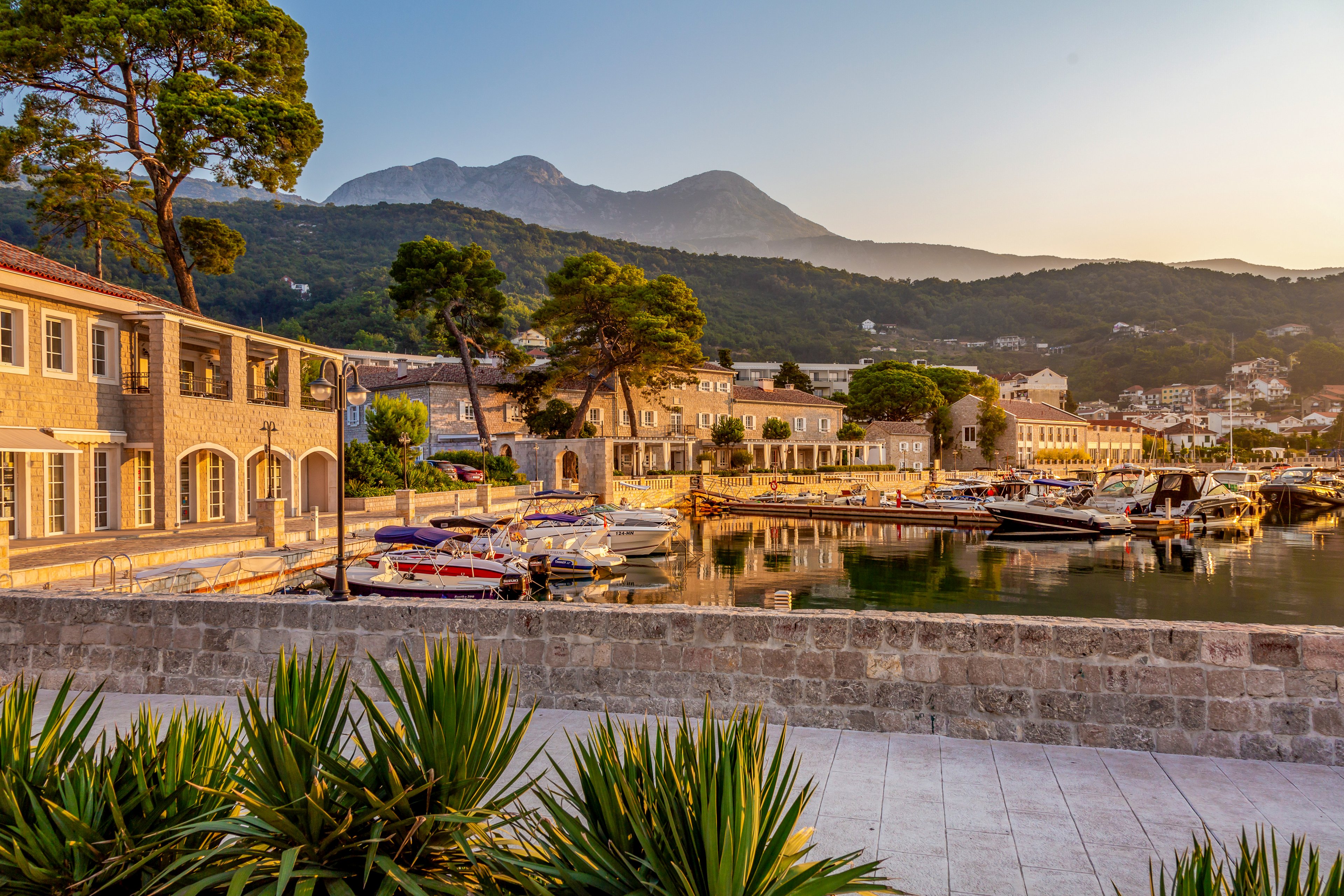 Lazure Hotel & Marina