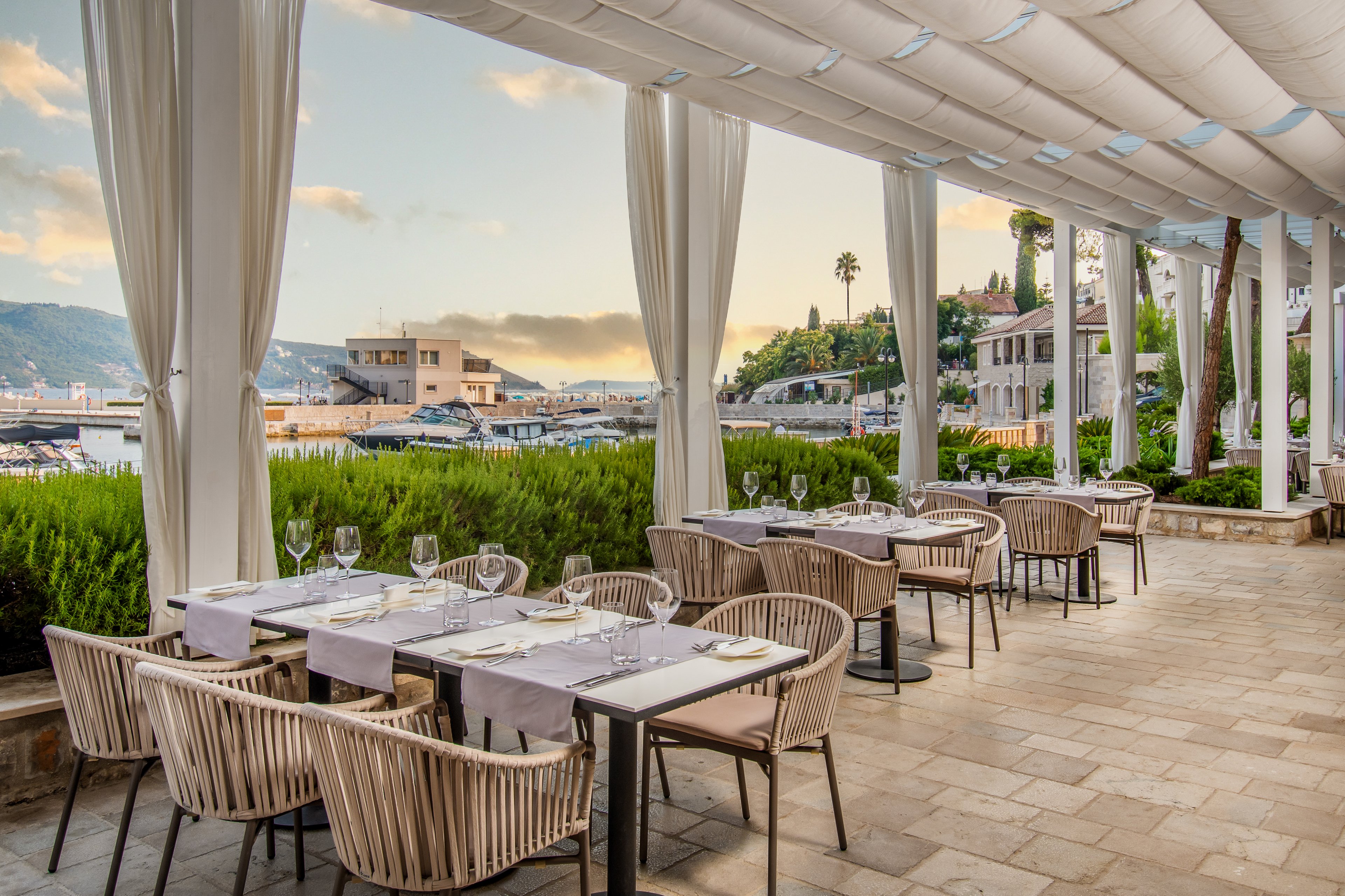 Lazure Hotel & Marina