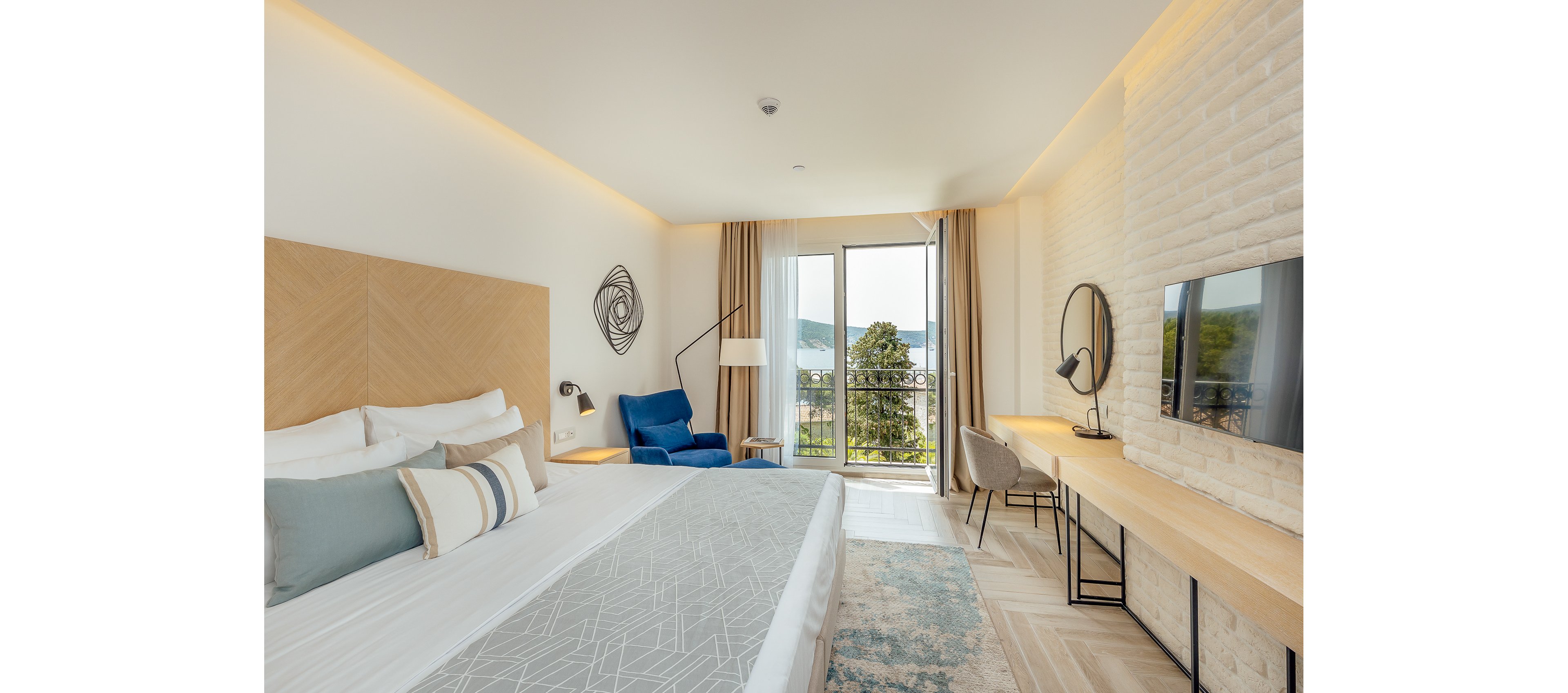 Lazure Hotel & Marina