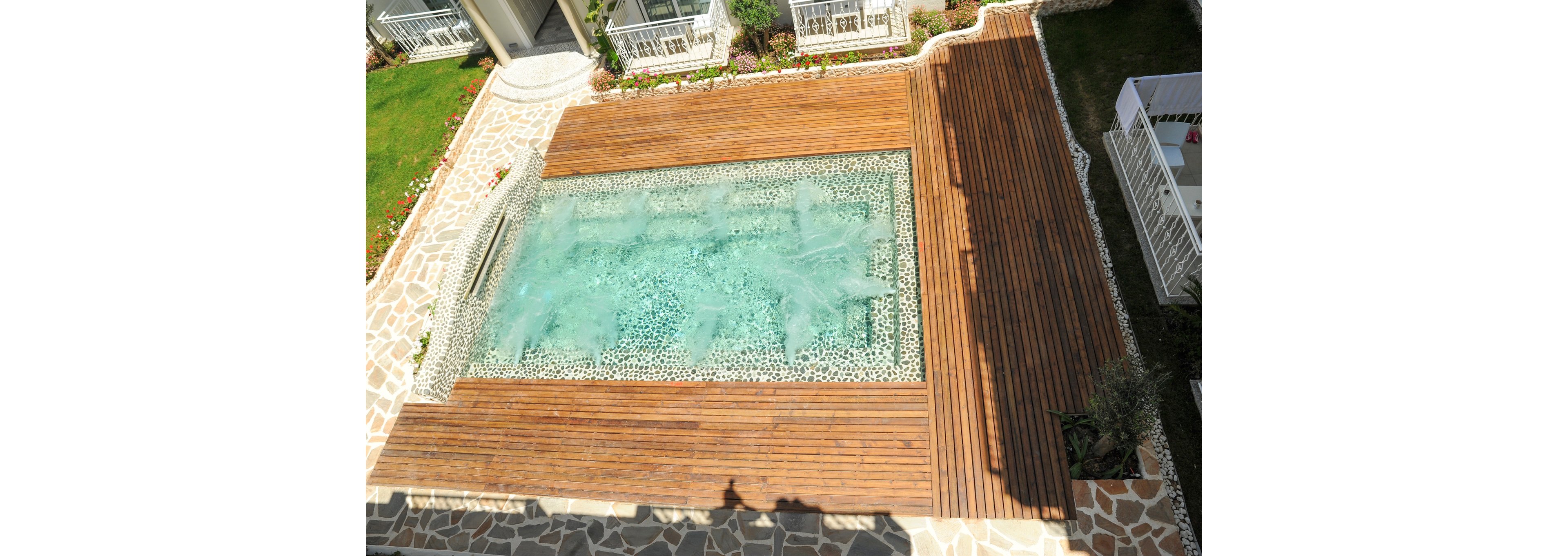 Montebello Deluxe Hotel