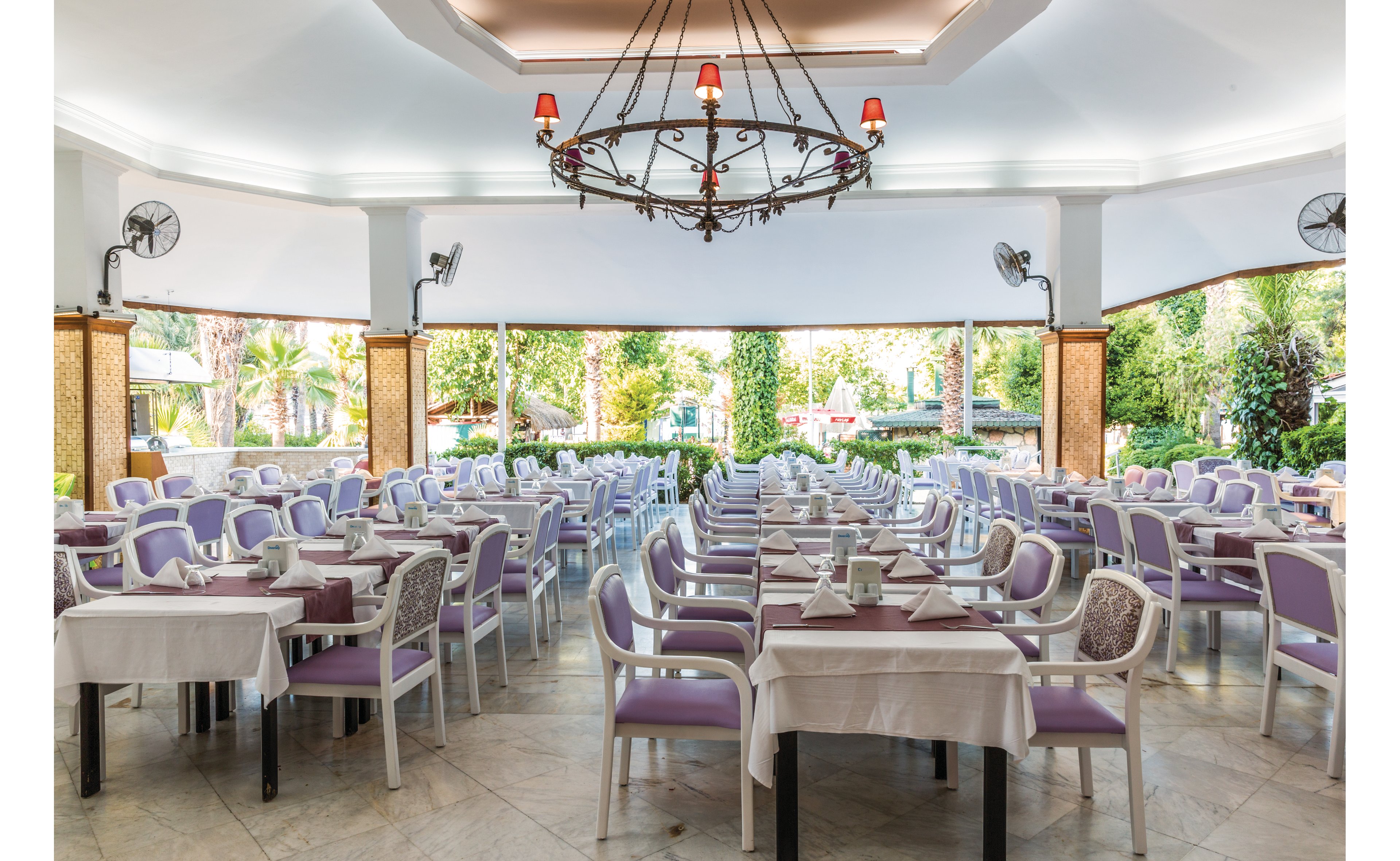 L'Etoile Beach Hotel