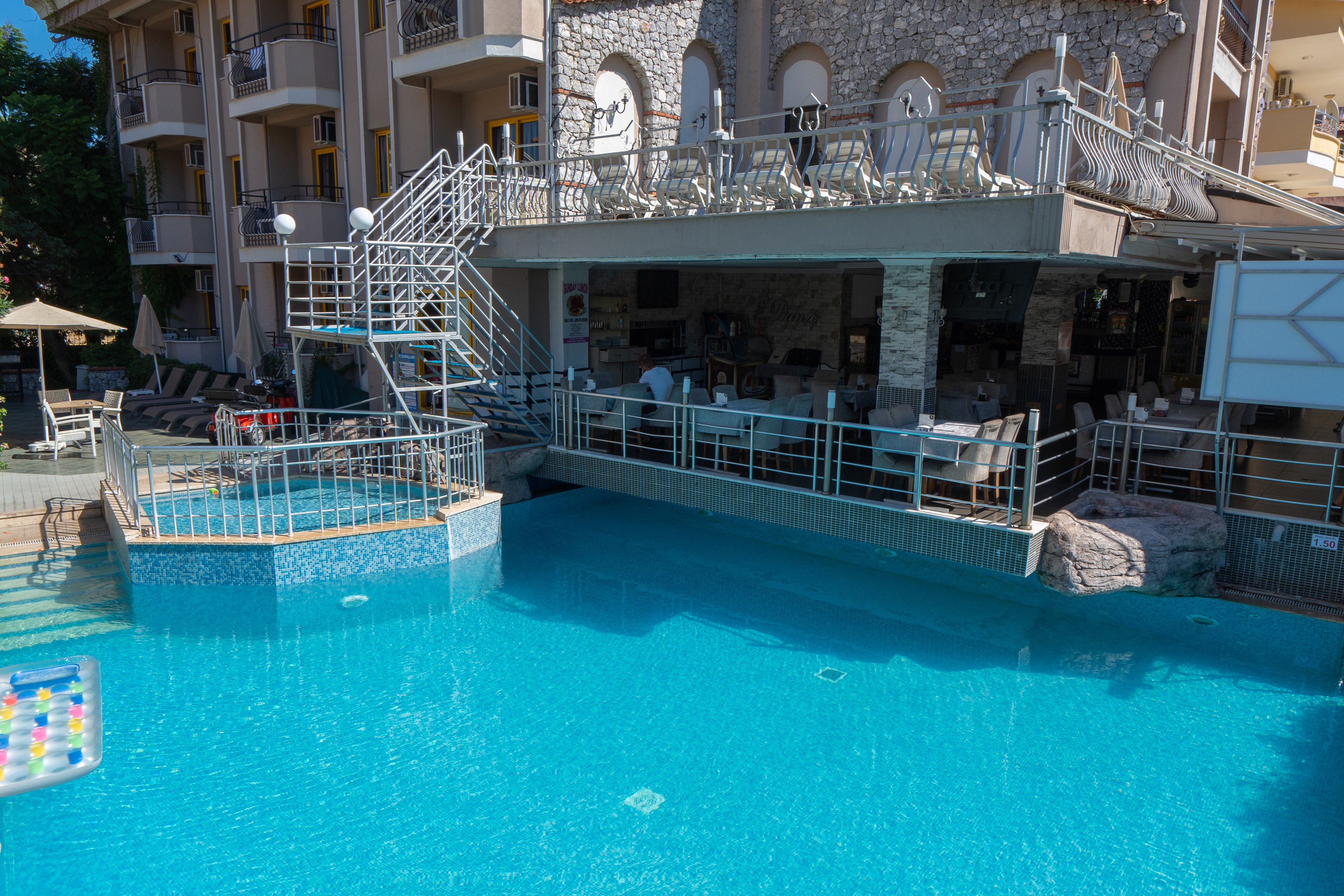 Club Dante Apartments