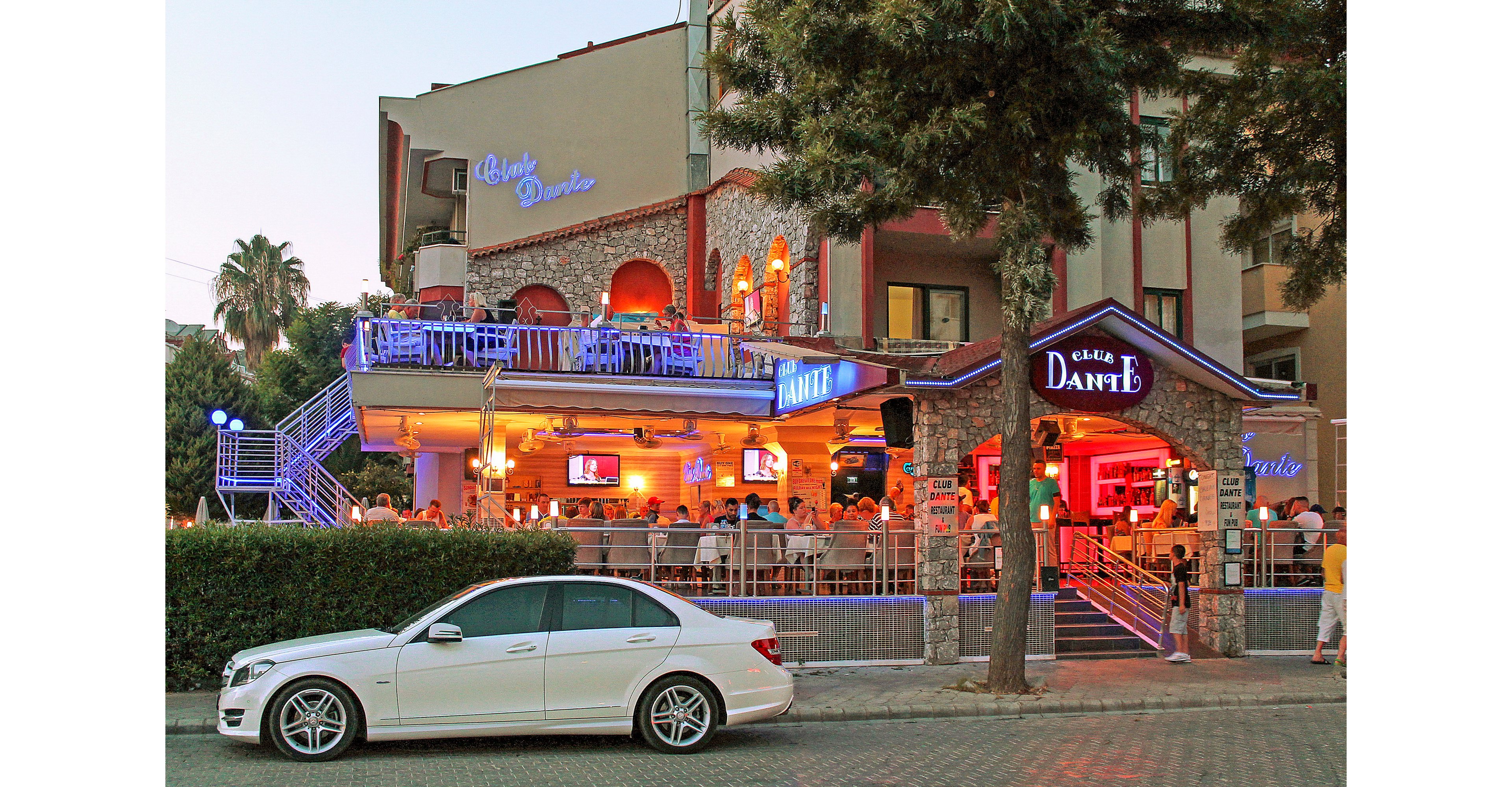 Club Dante Apartments