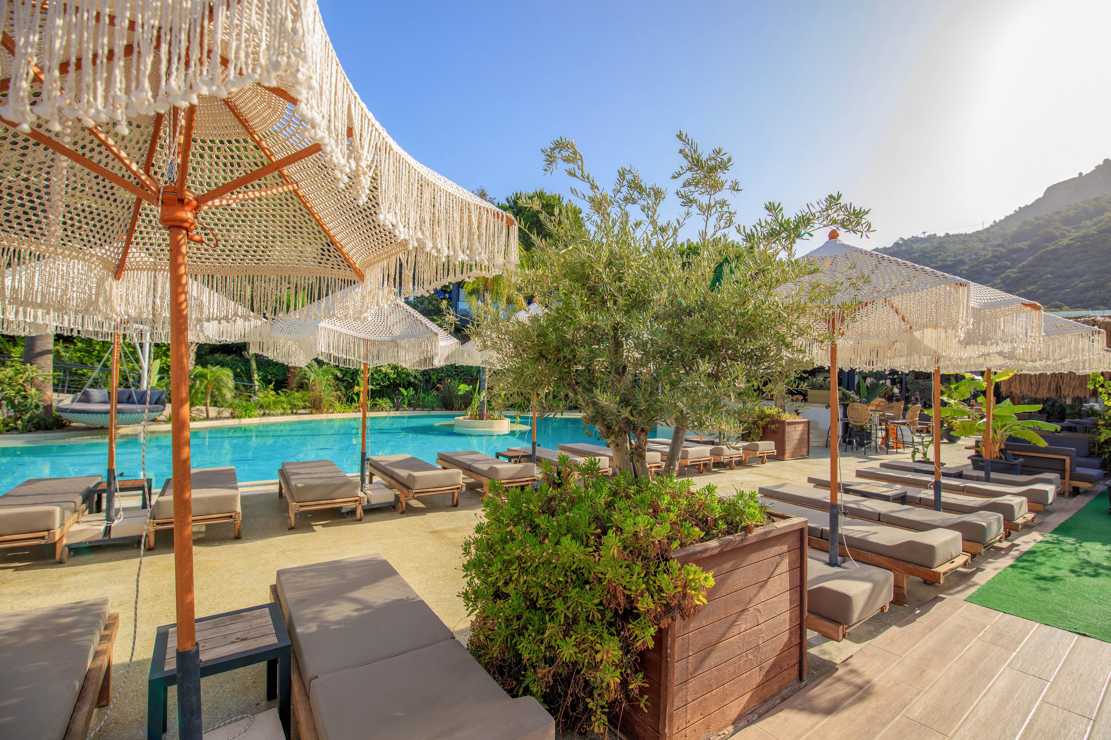 Morina Deluxe Hotel and Suites