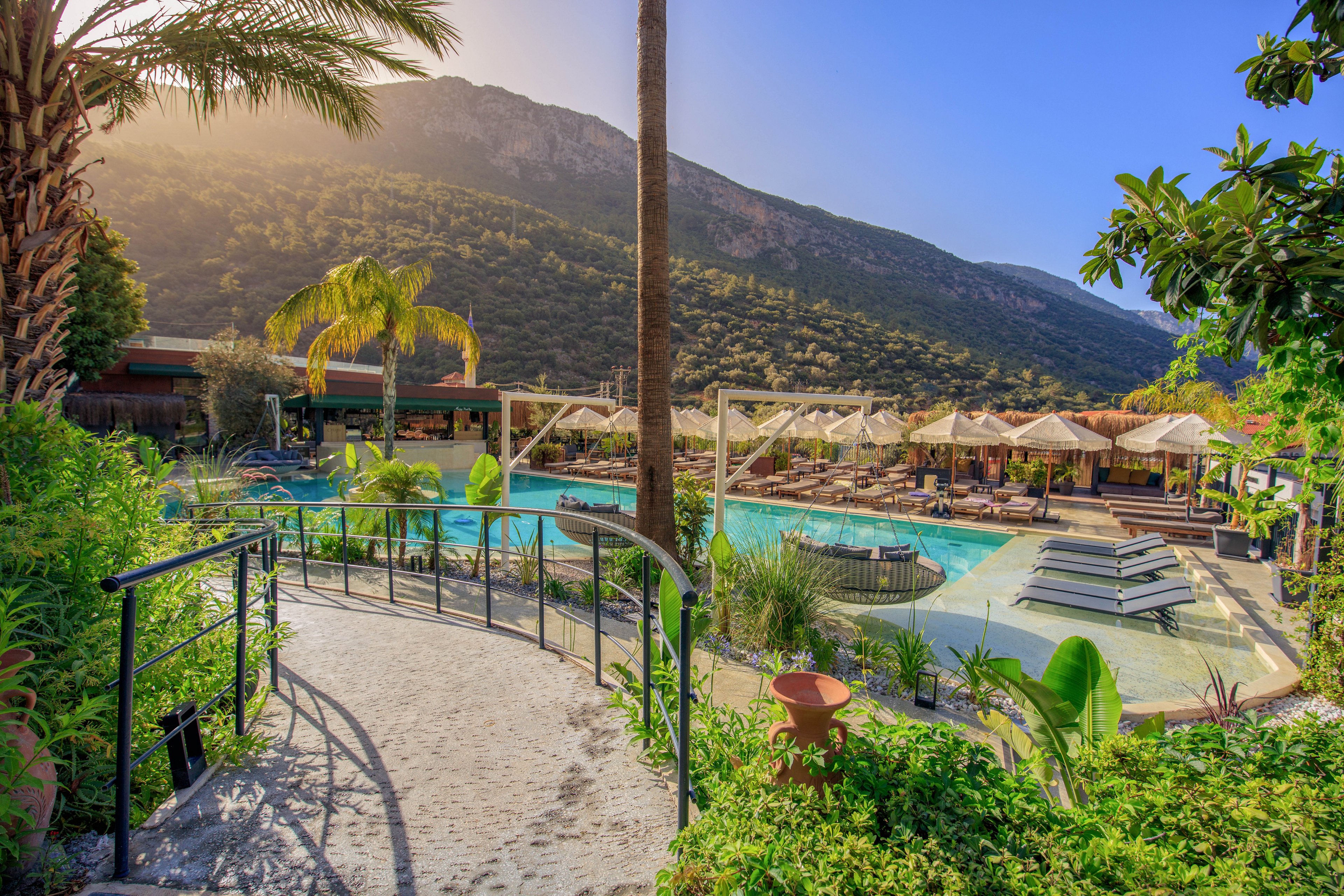 Morina Deluxe Hotel and Suites