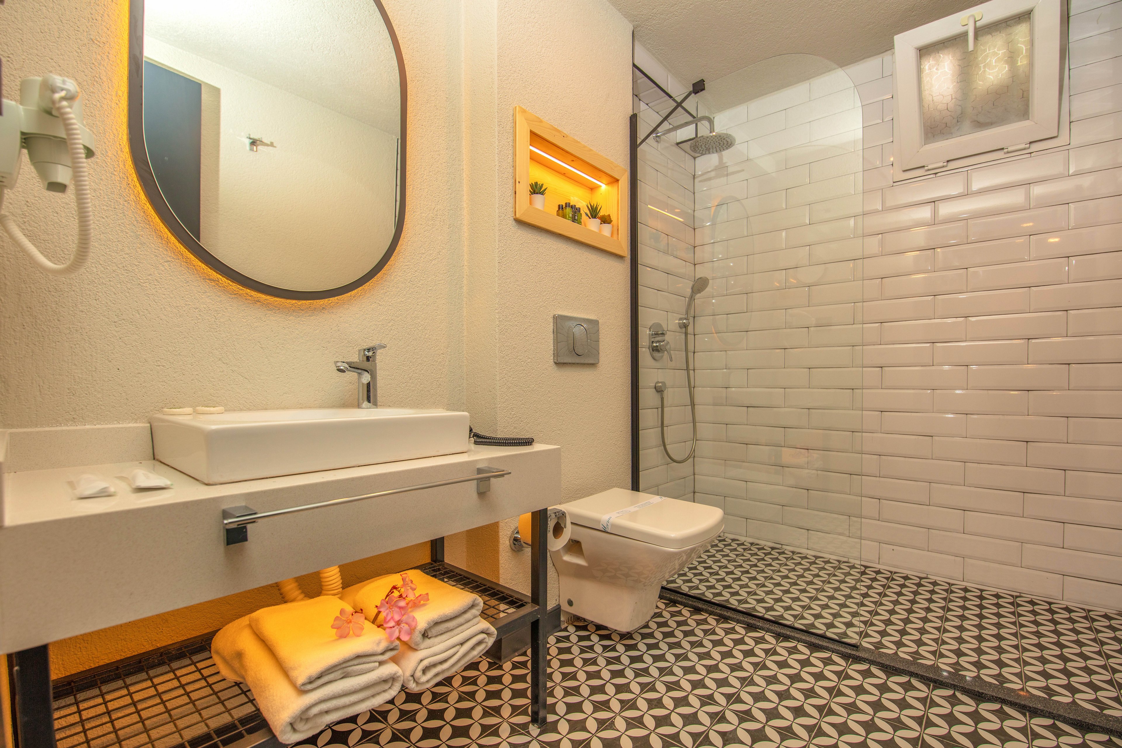 Morina Deluxe Hotel and Suites