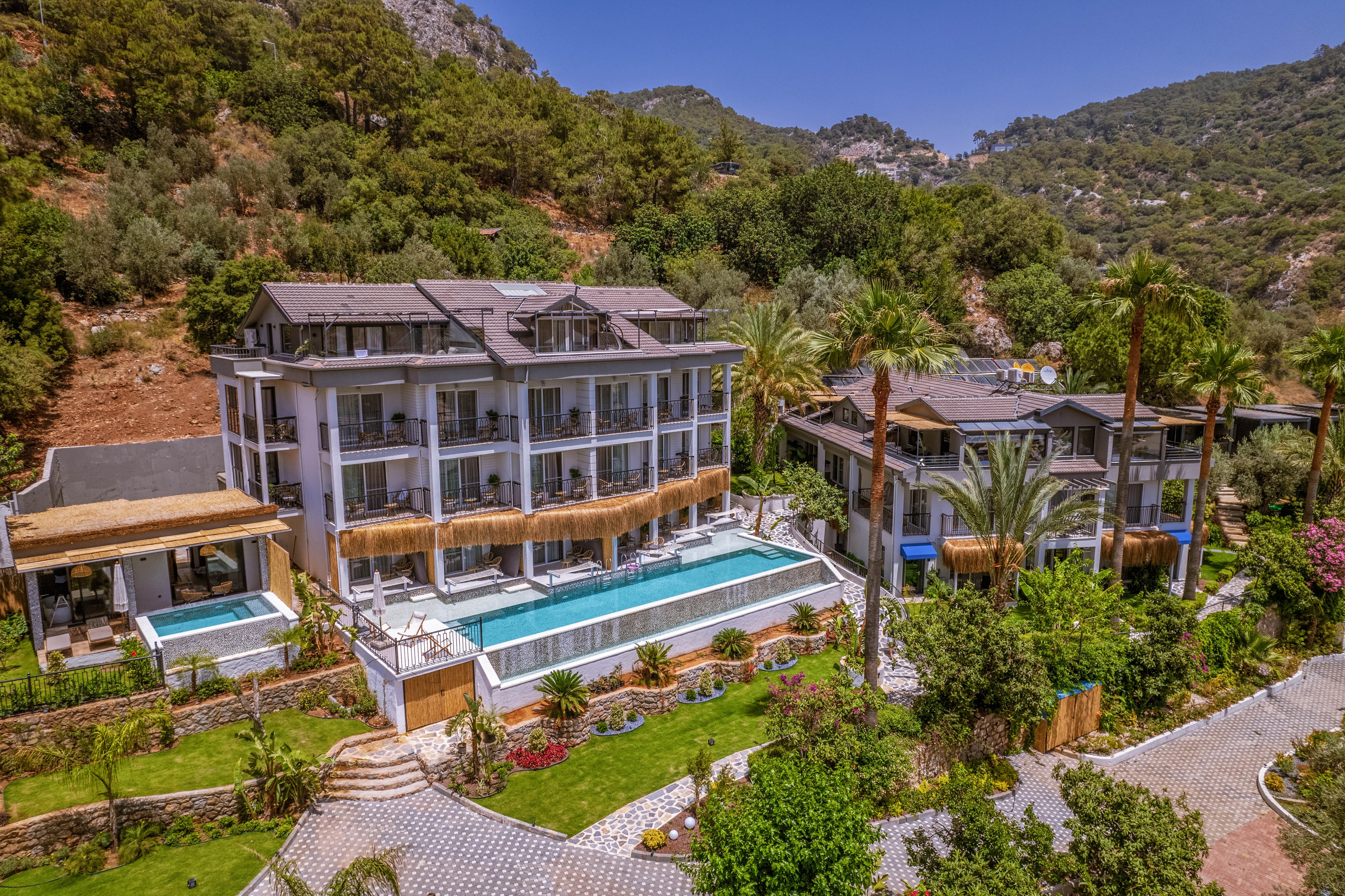 Morina Deluxe Hotel and Suites