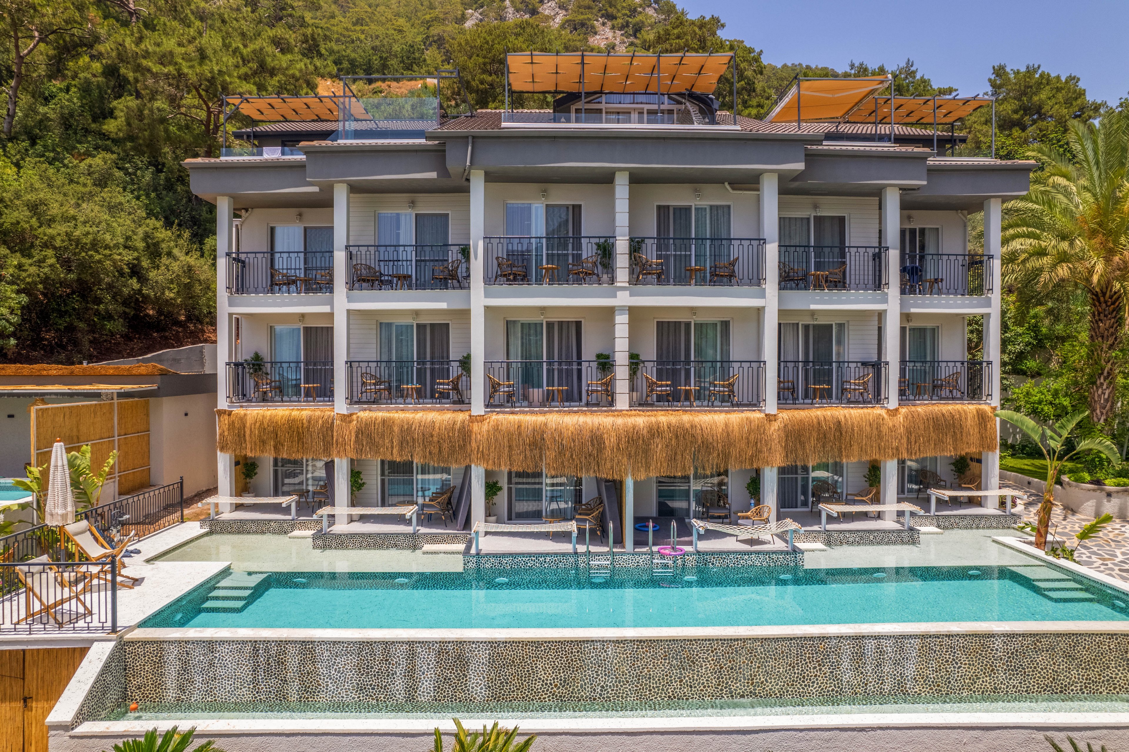 Morina Deluxe Hotel and Suites