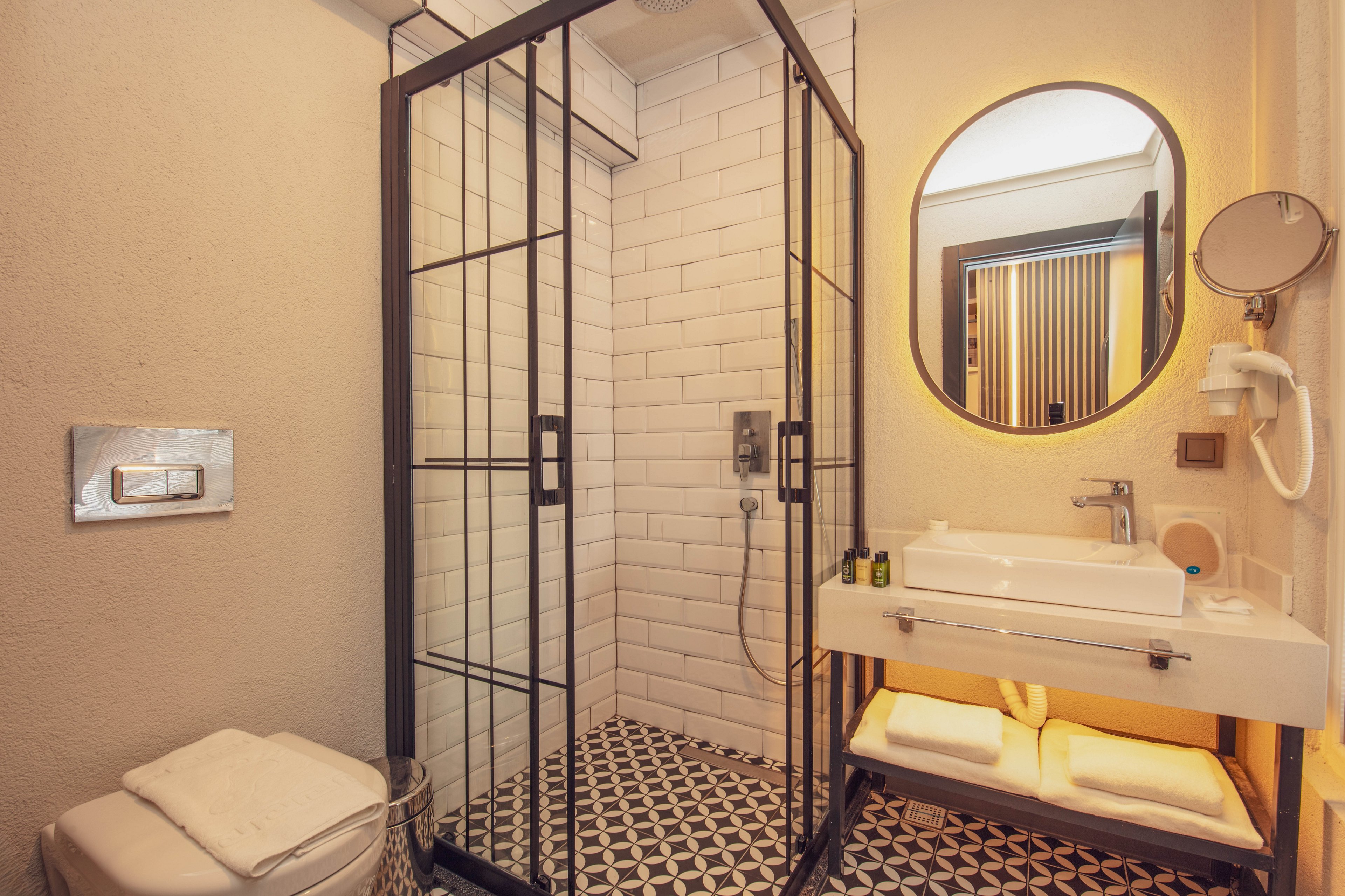 Morina Deluxe Hotel and Suites