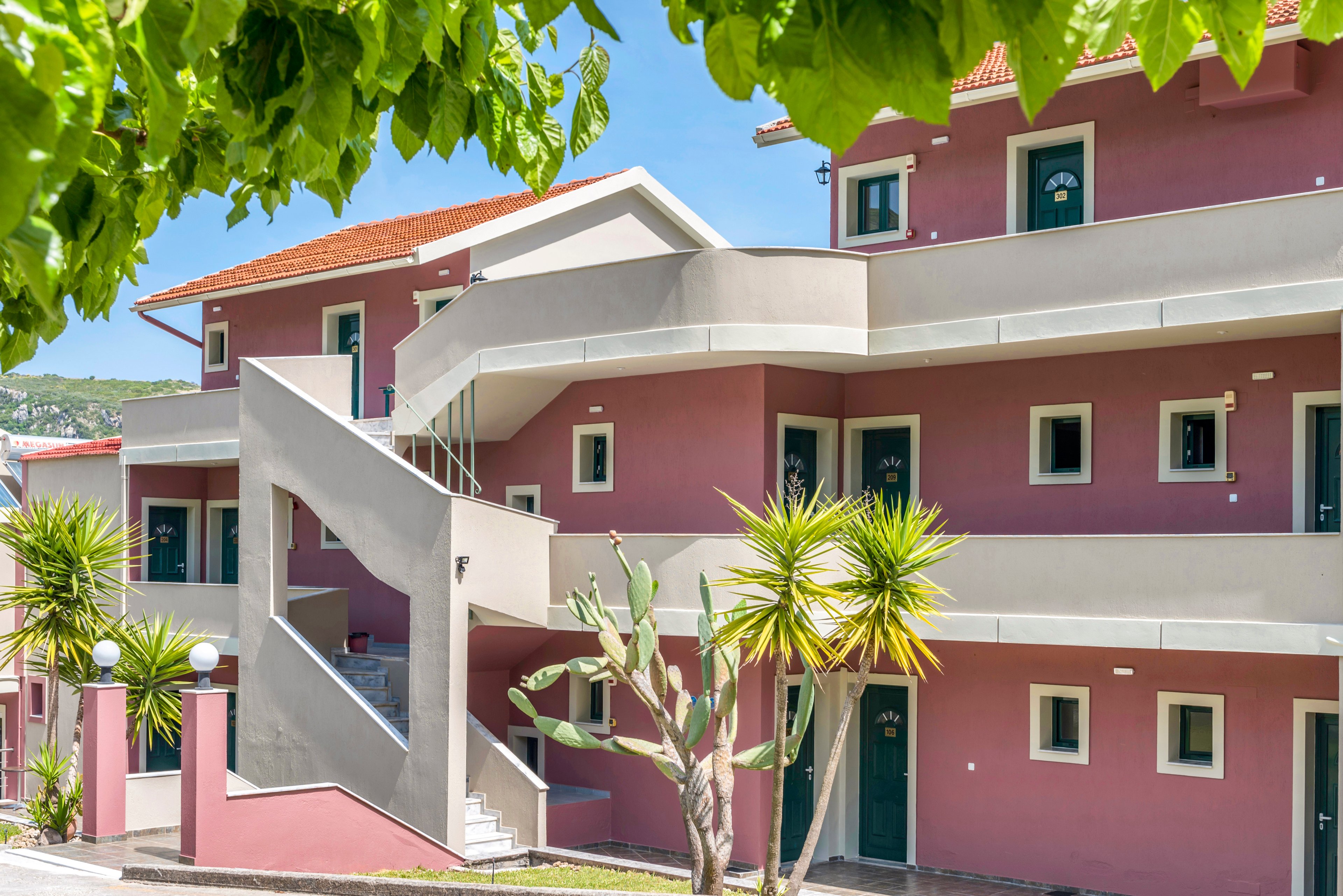 Philoxenia Studios & Apartments