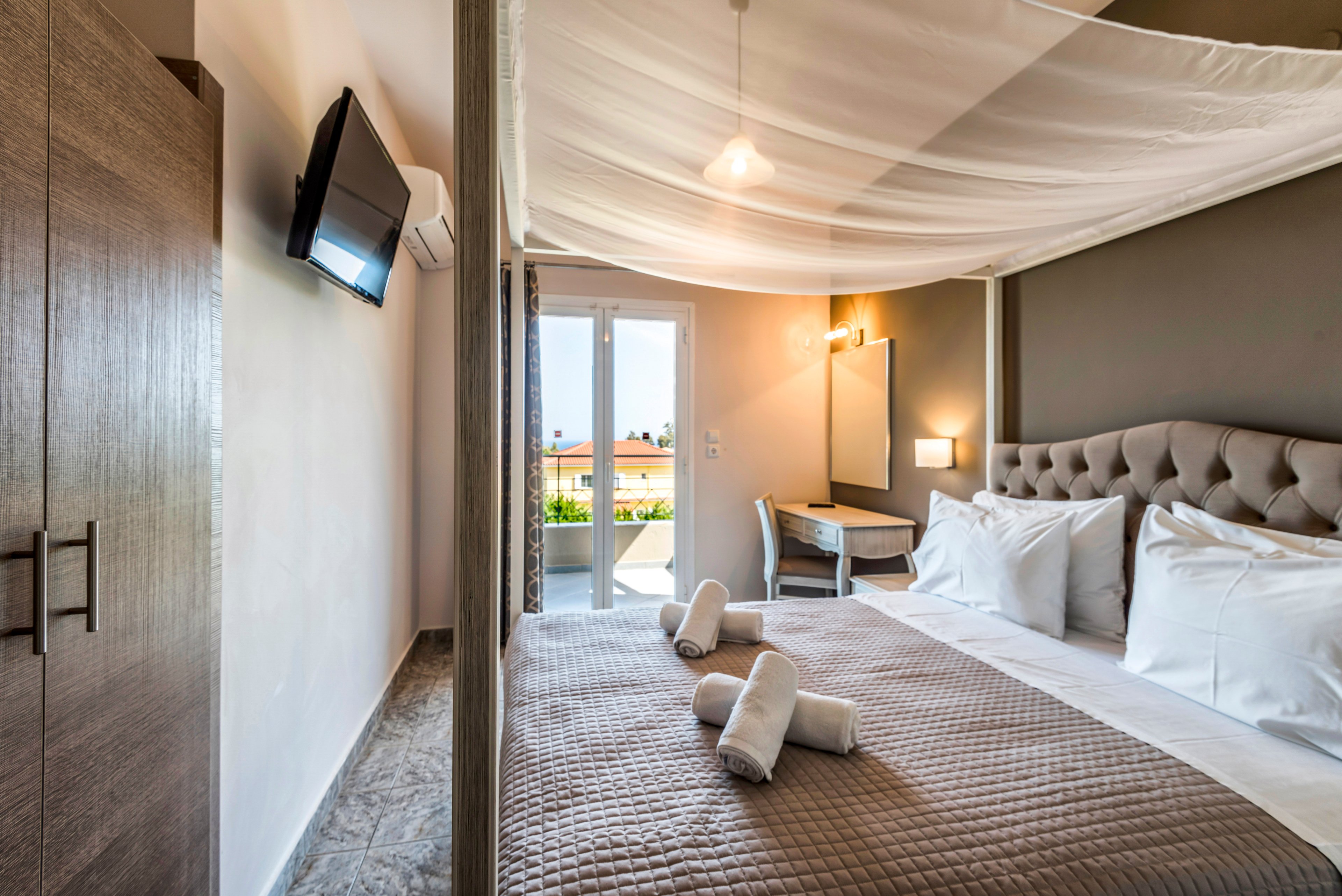 Philoxenia Studios & Apartments