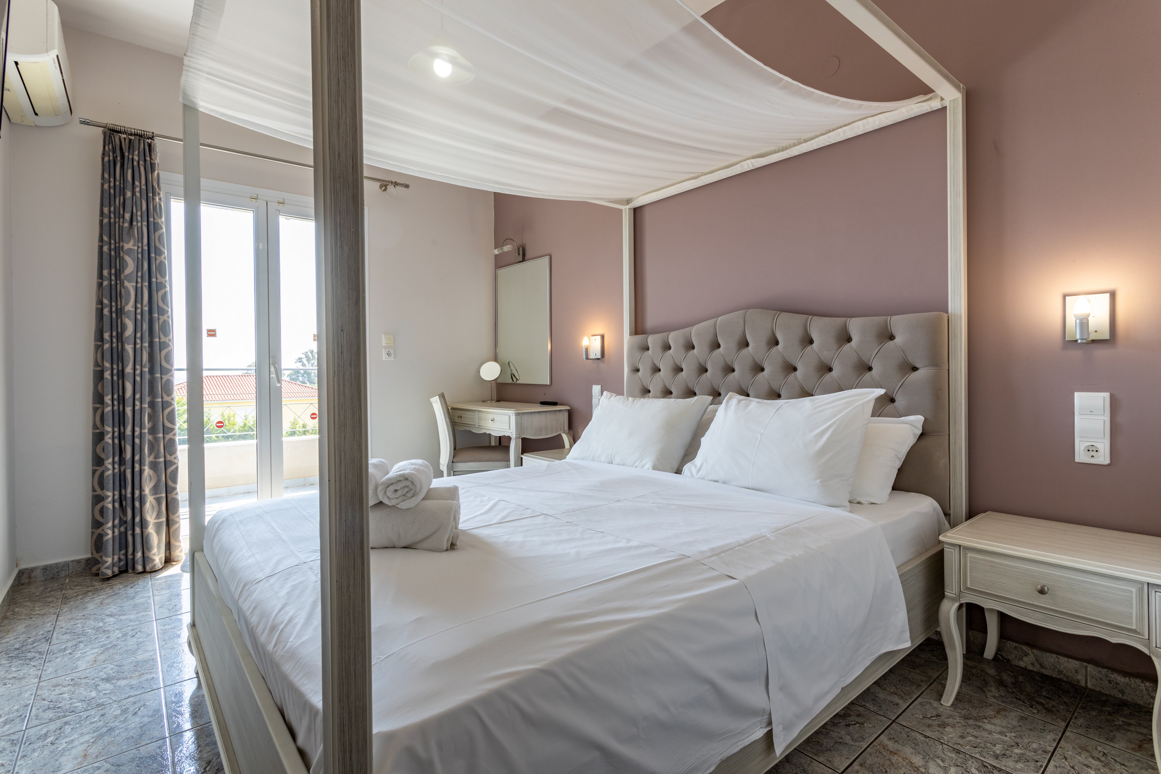 Philoxenia Studios & Apartments