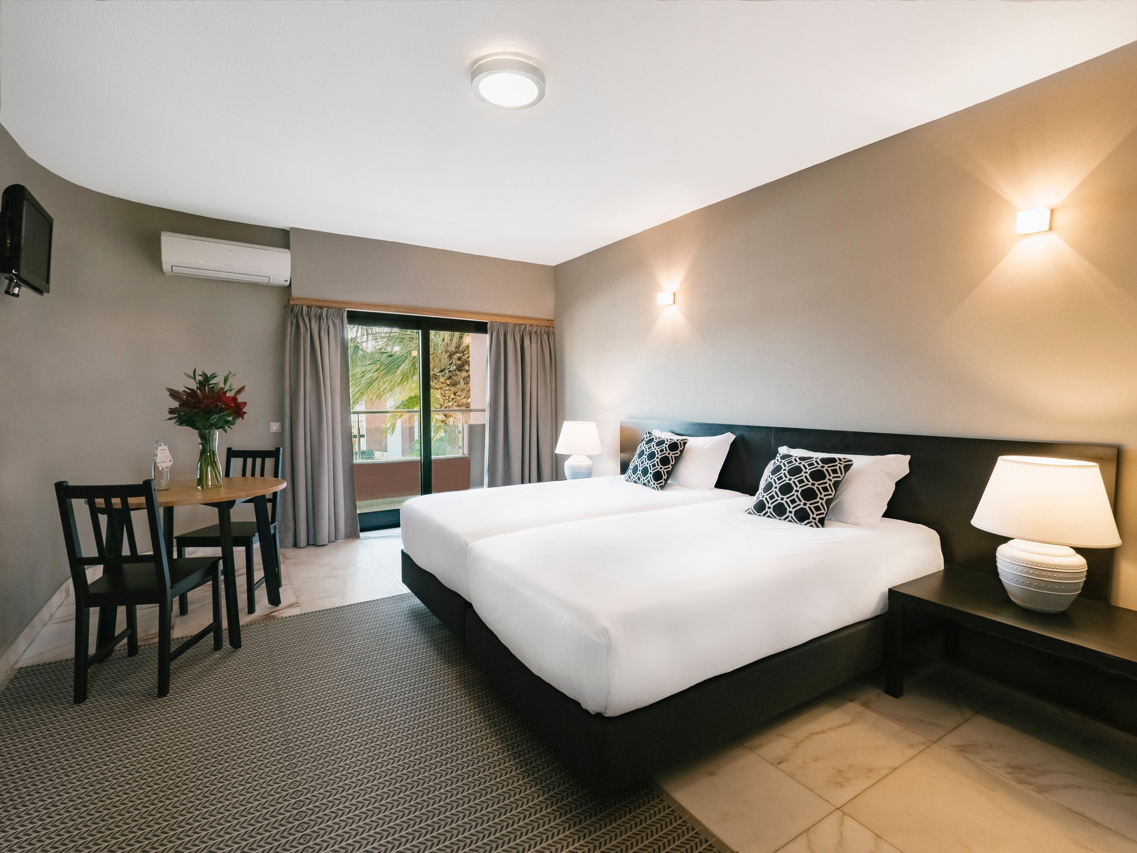 Topazio Vibe Beach Hotel & Apartments