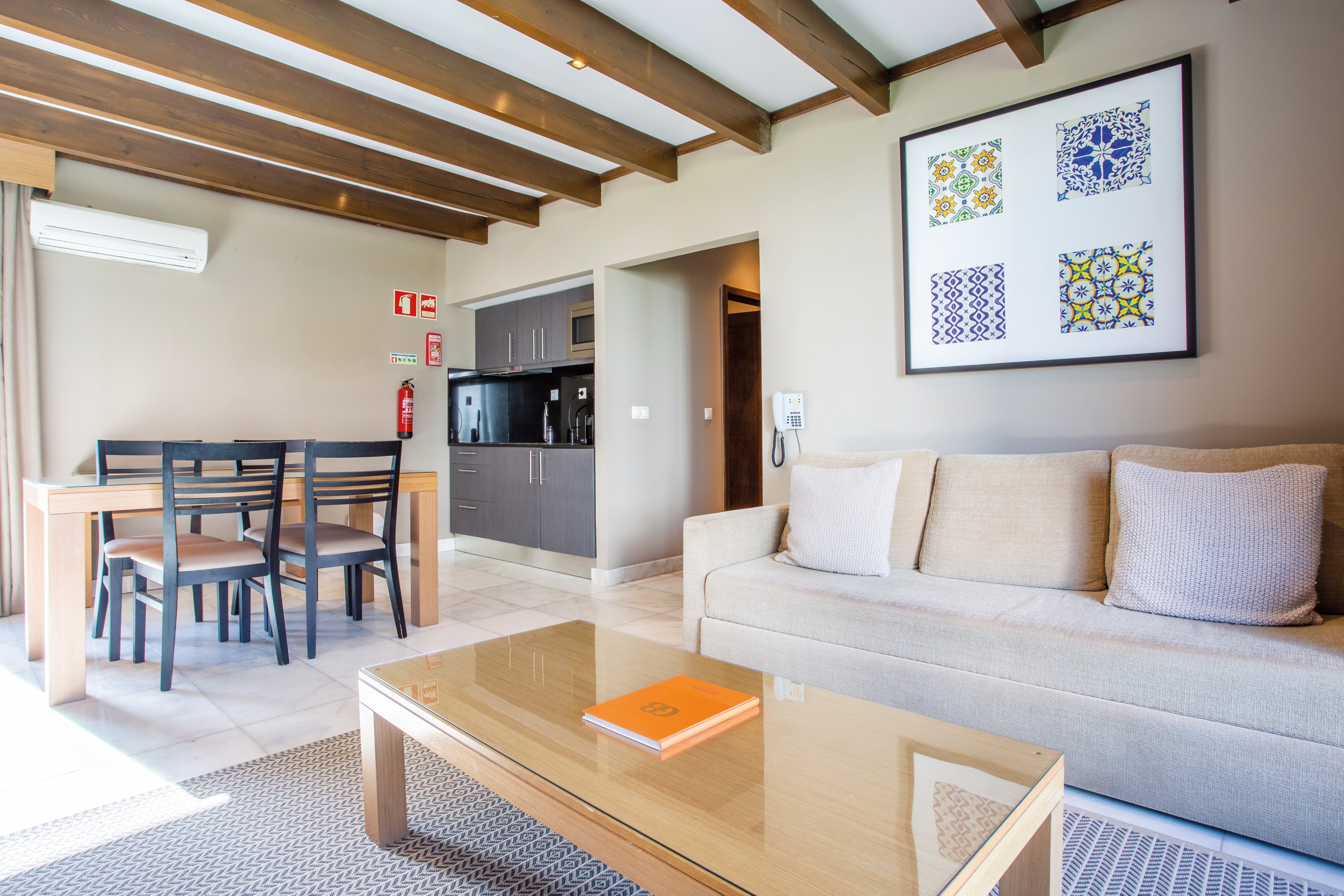 Topazio Vibe Beach Hotel & Apartments