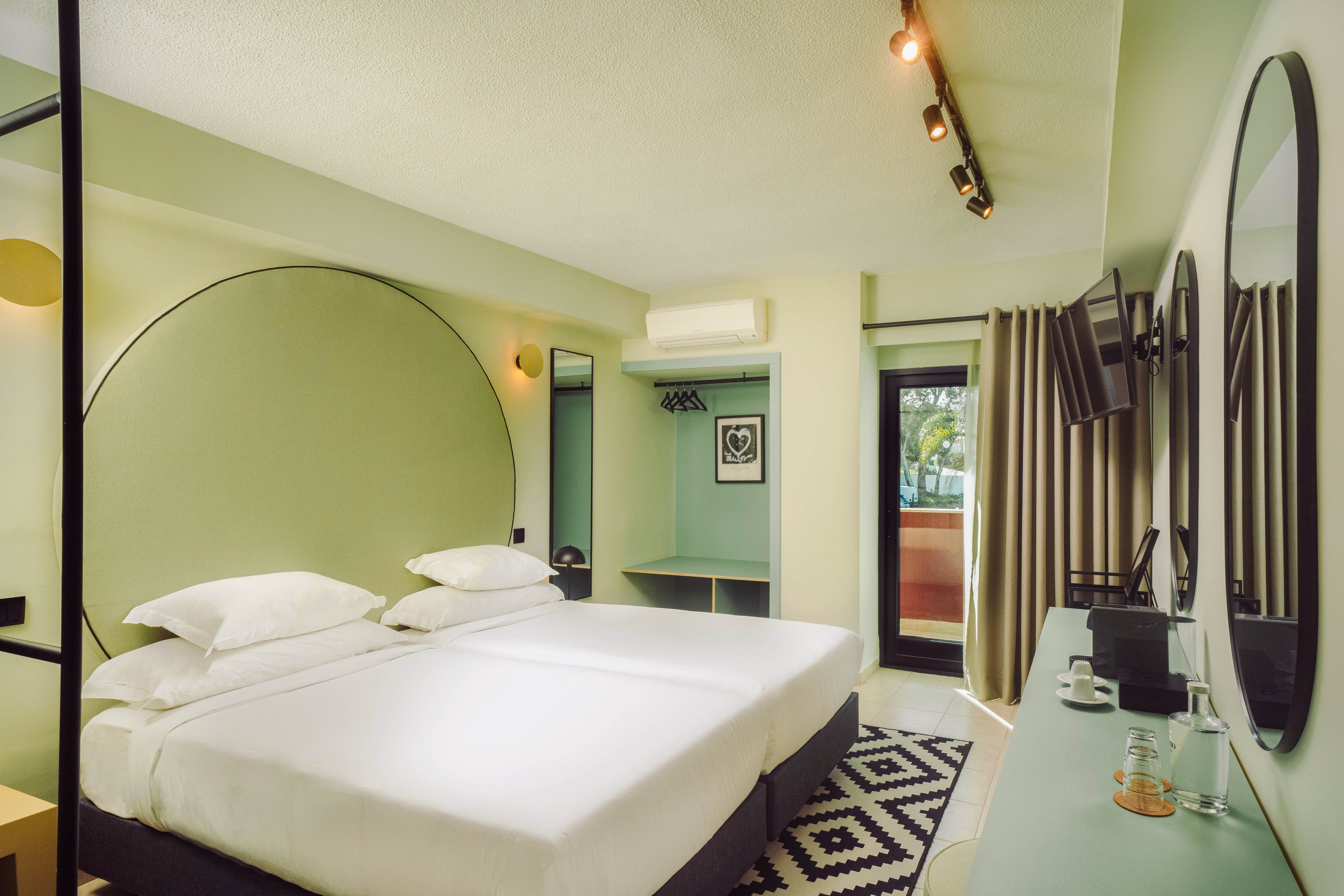 Topazio Vibe Beach Hotel & Apartments