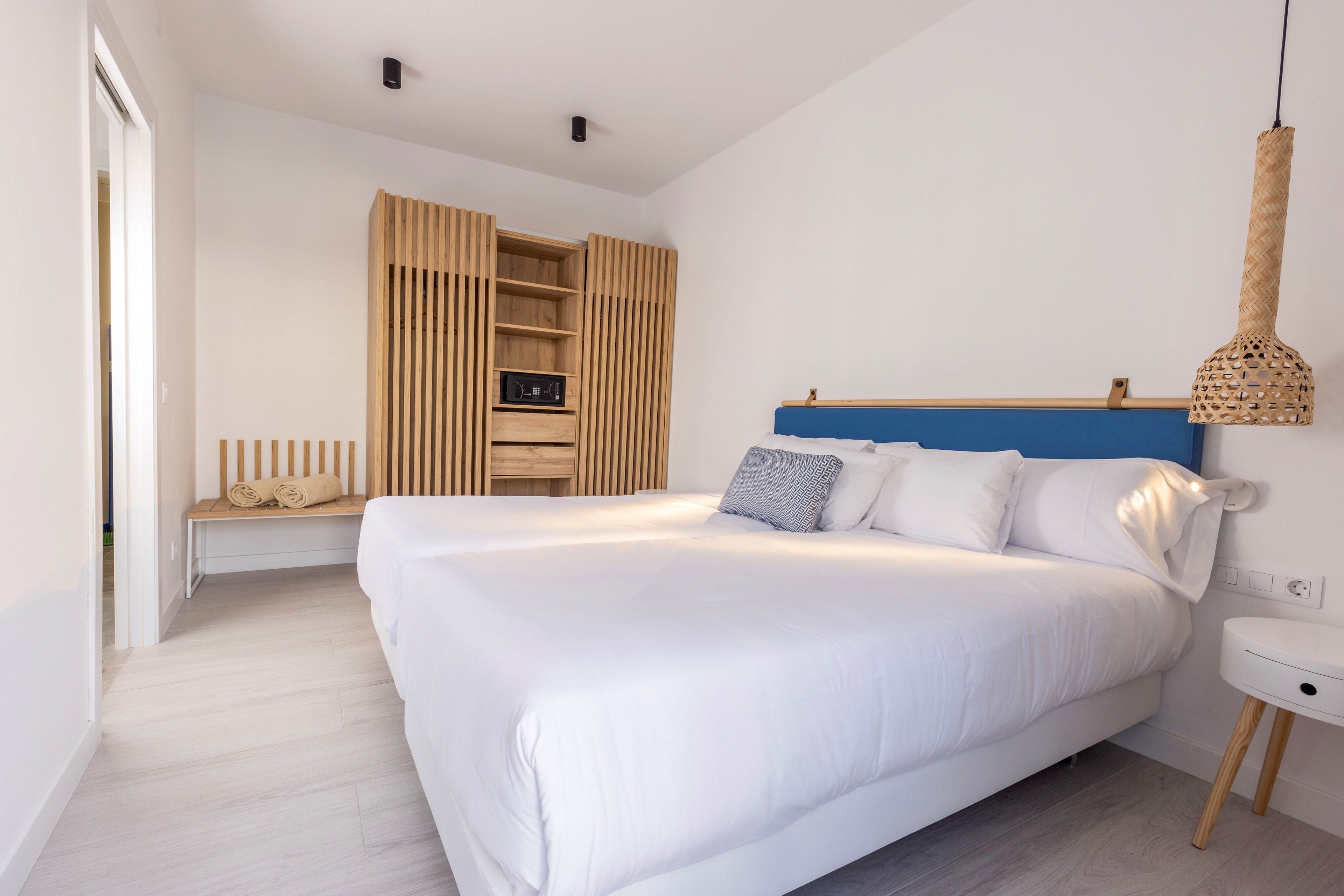 Esmeralda Cotillo Homes by LIVVO