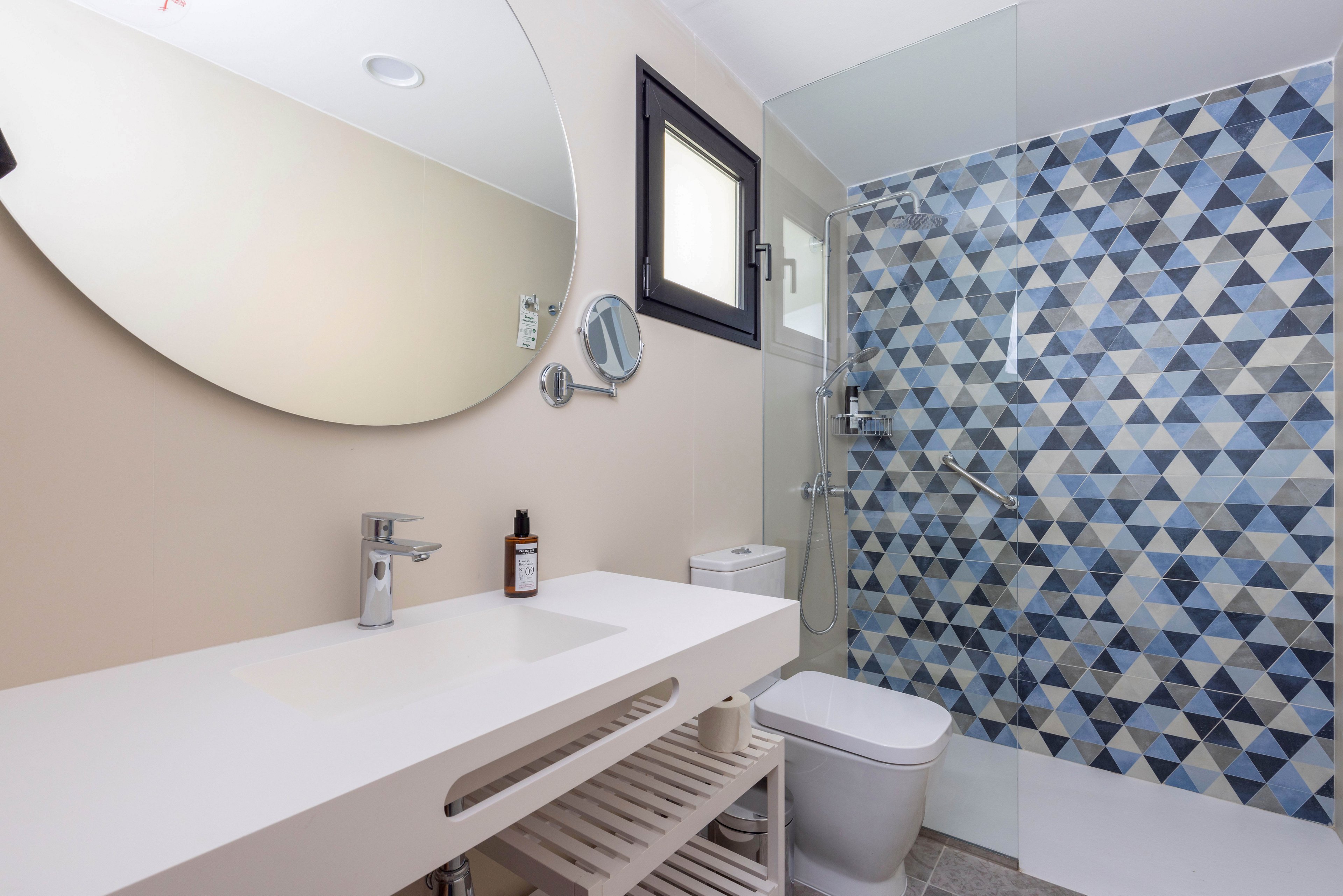 Esmeralda Cotillo Homes by LIVVO