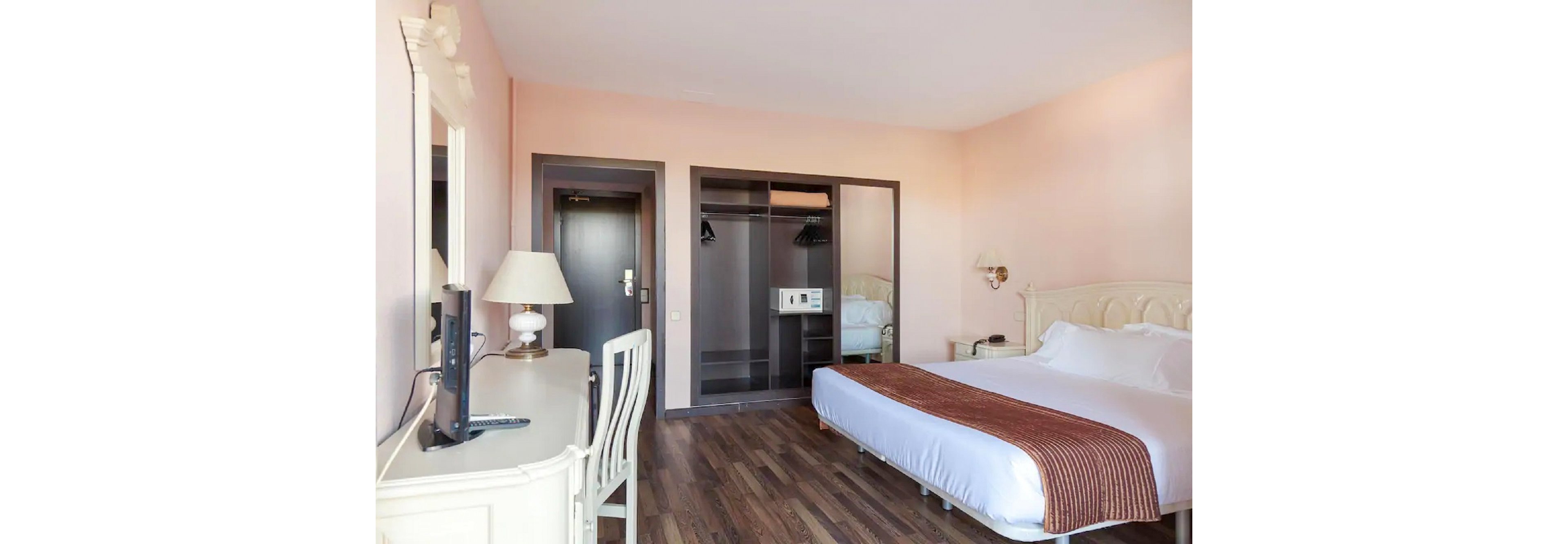 Hotel Roger de Flor by Seleqtta