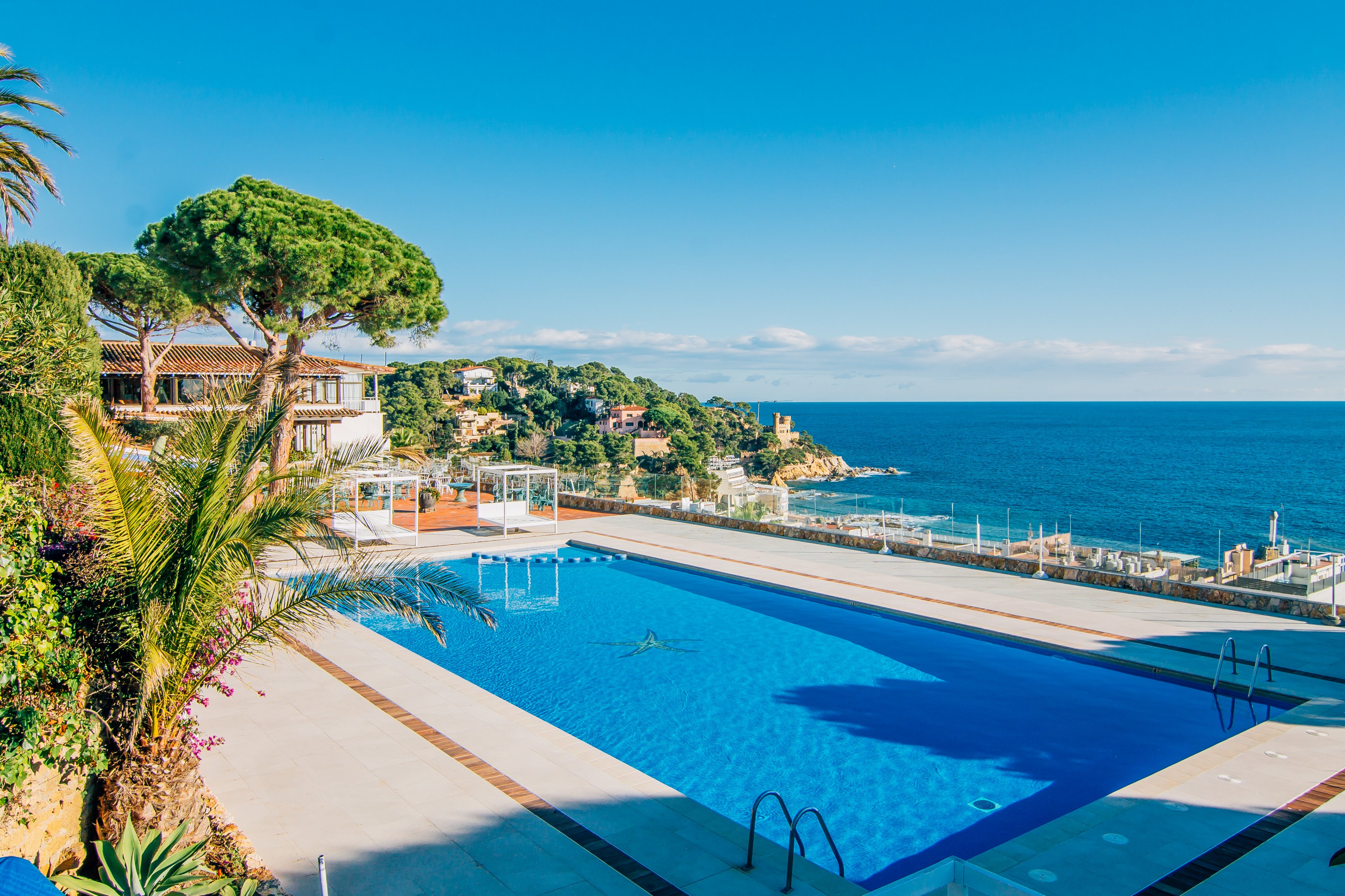 Hotel Roger de Flor by Seleqtta