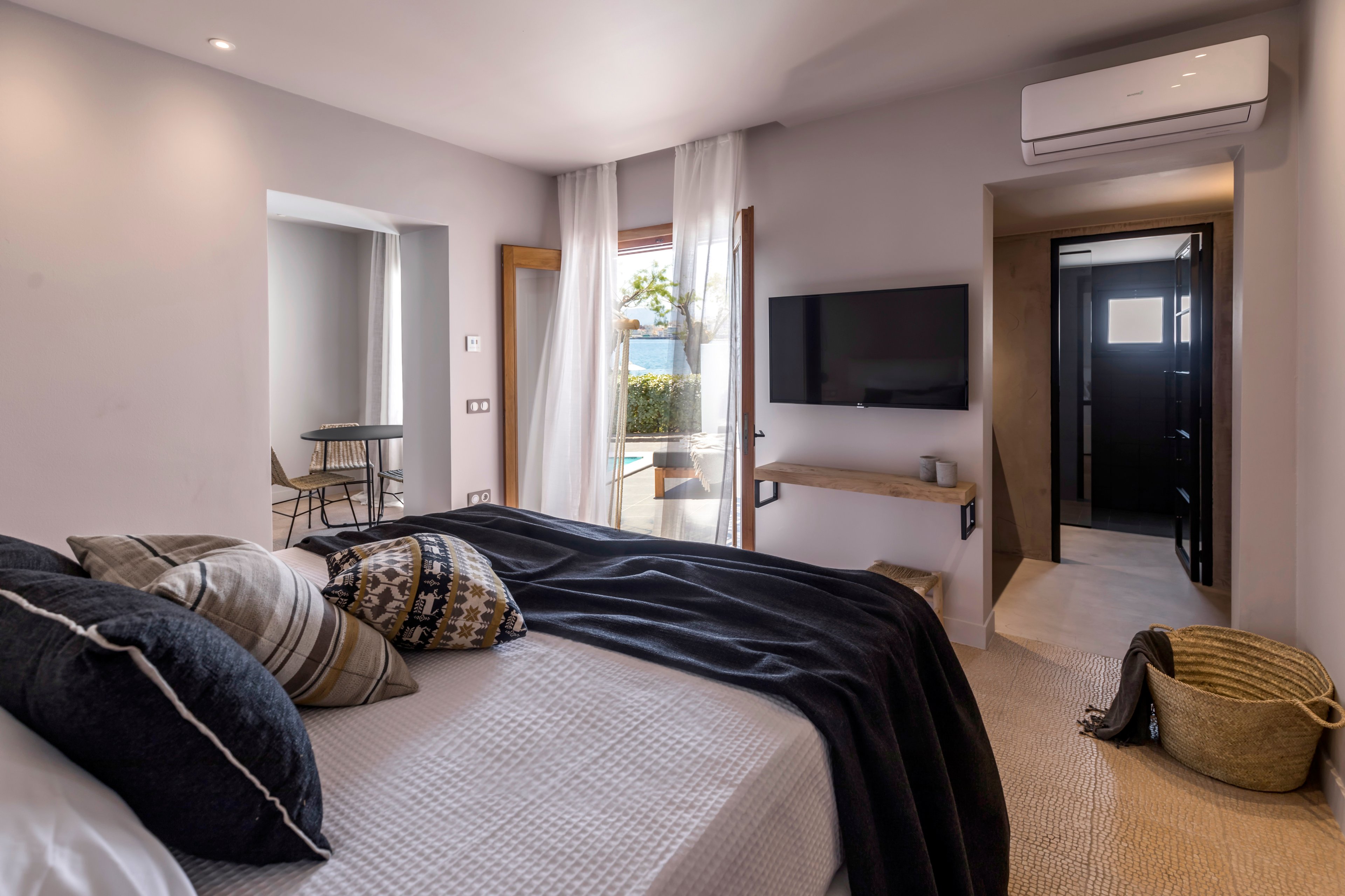 Minos Beach Art Hotel