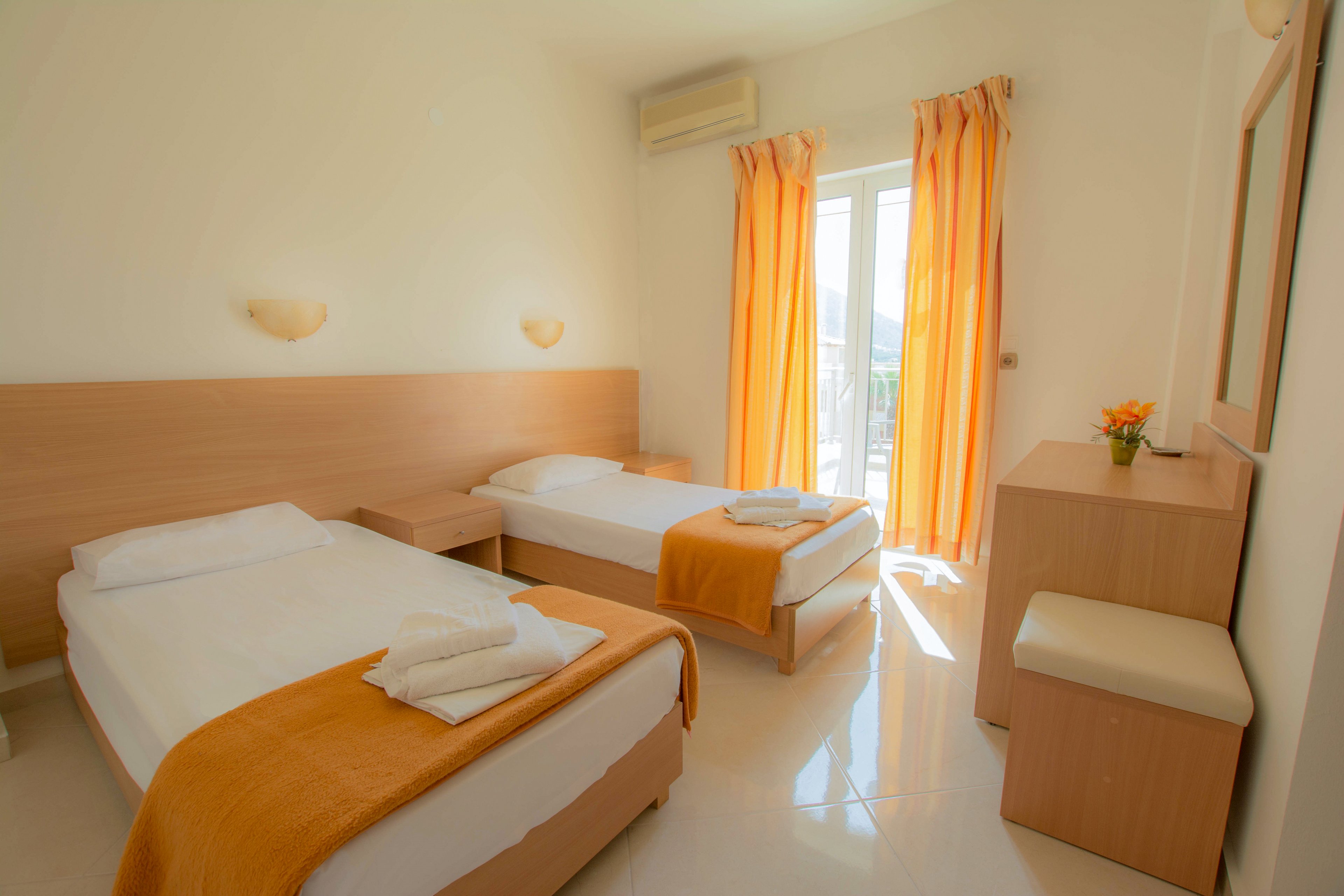 Hotel Frixos & Apartments