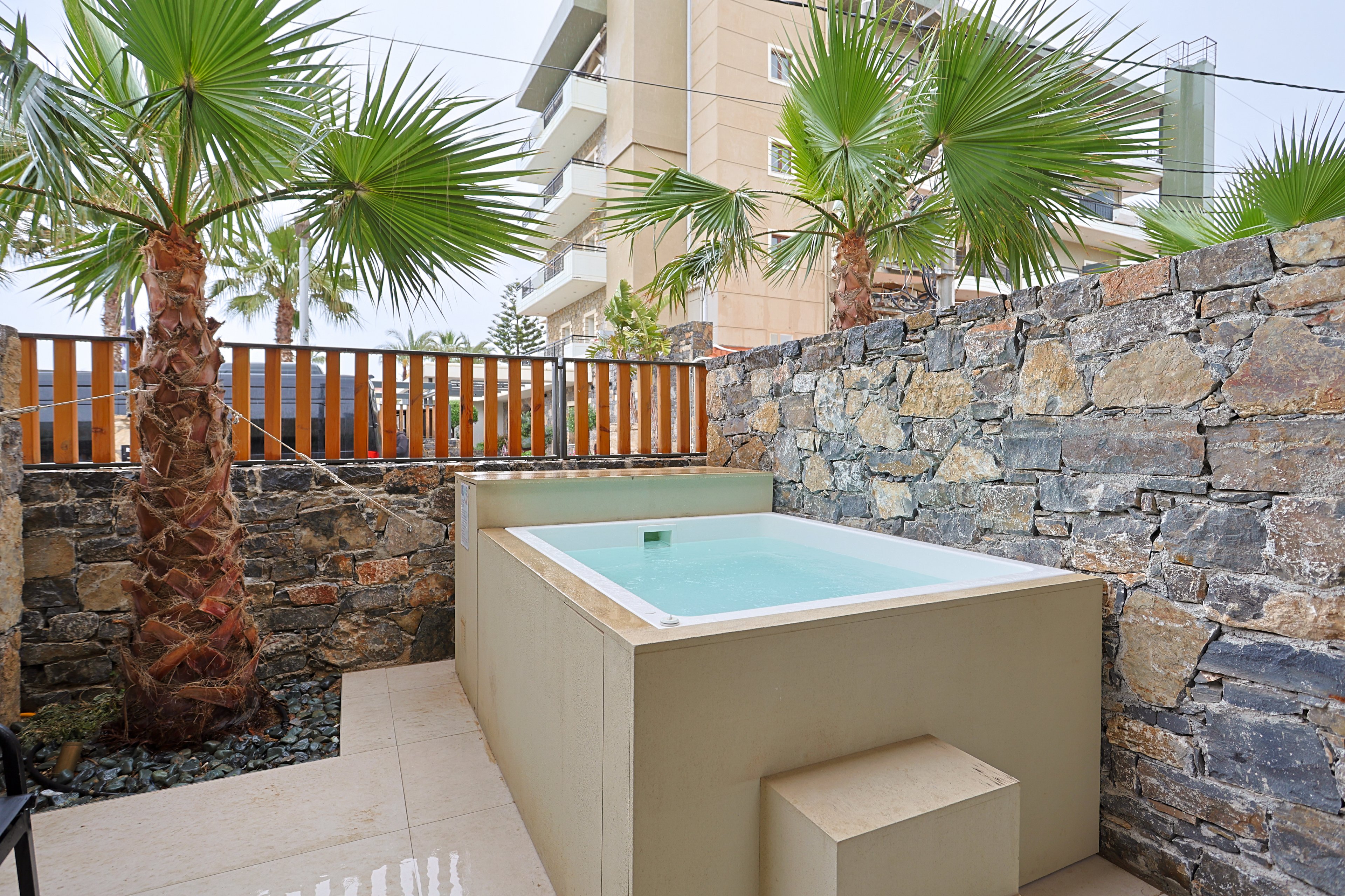 Petousis Hotel & Suites