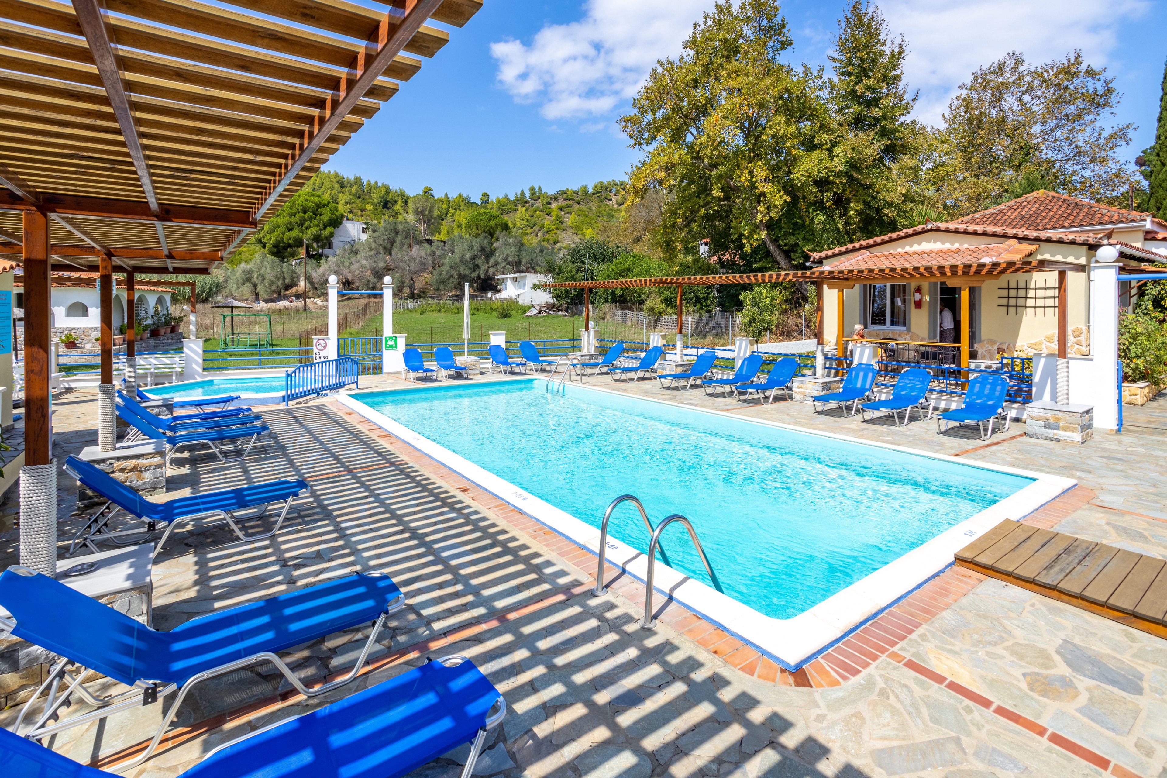 Thanos Studios & Apartments