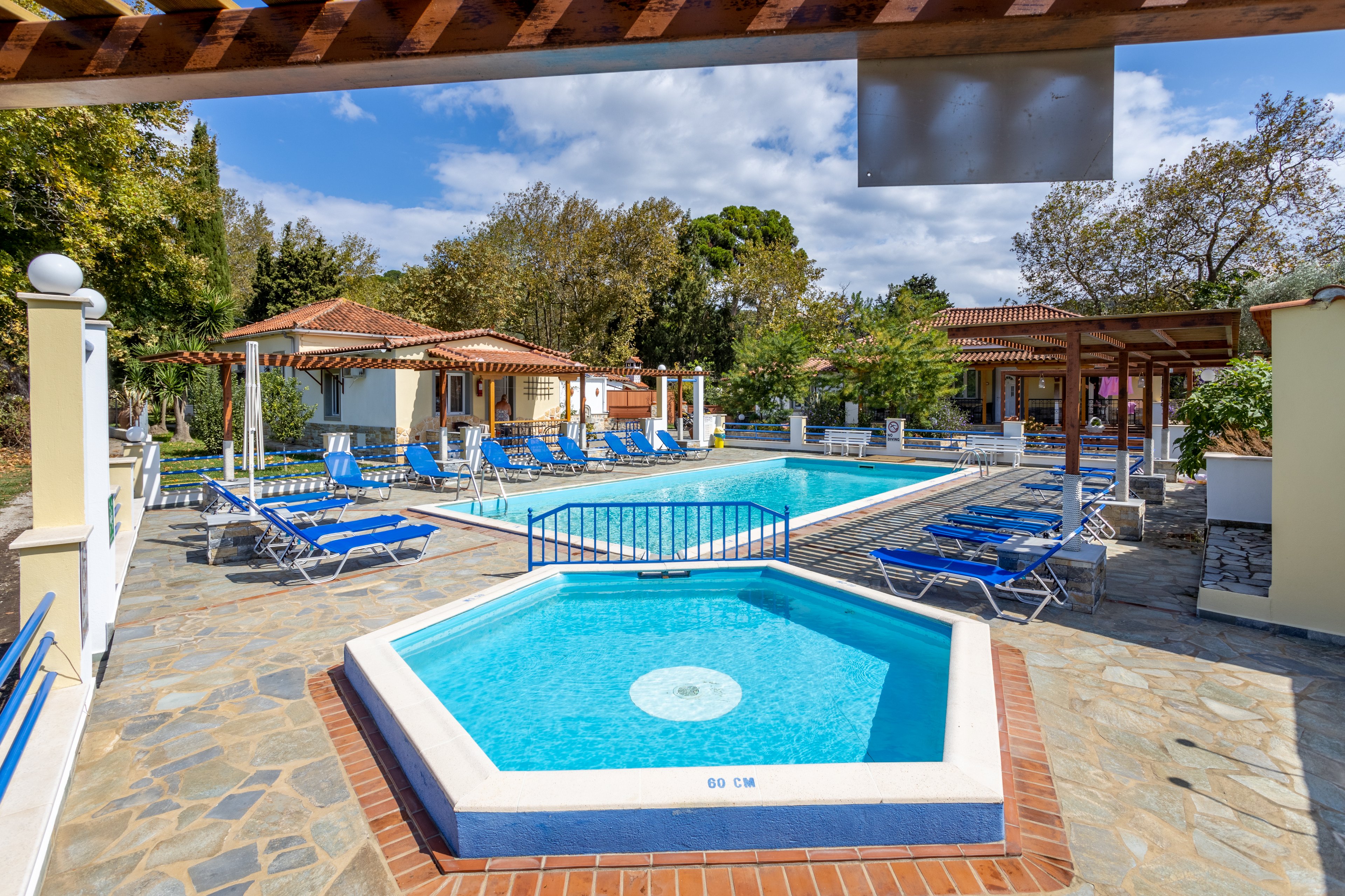 Thanos Studios & Apartments