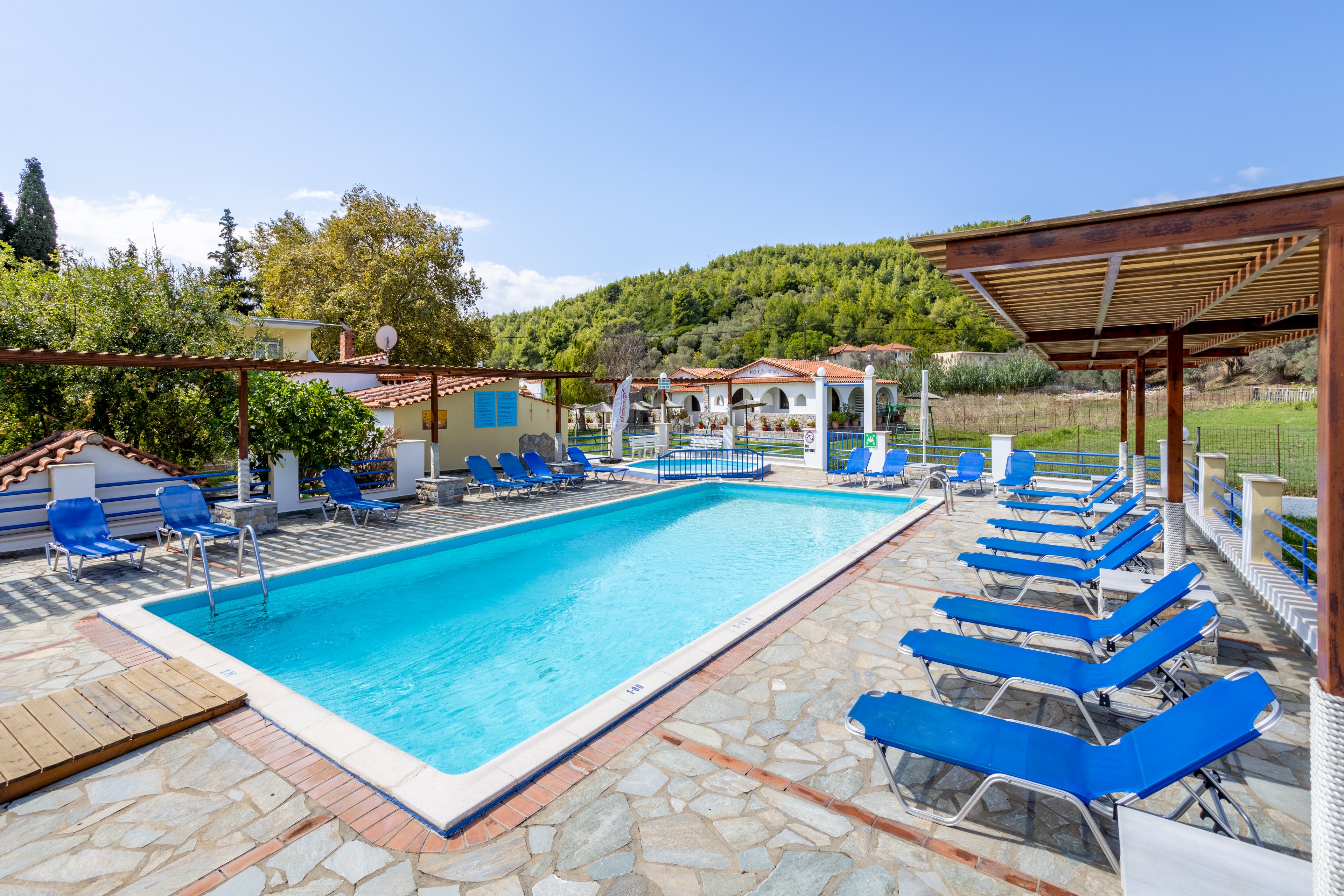 Thanos Studios & Apartments