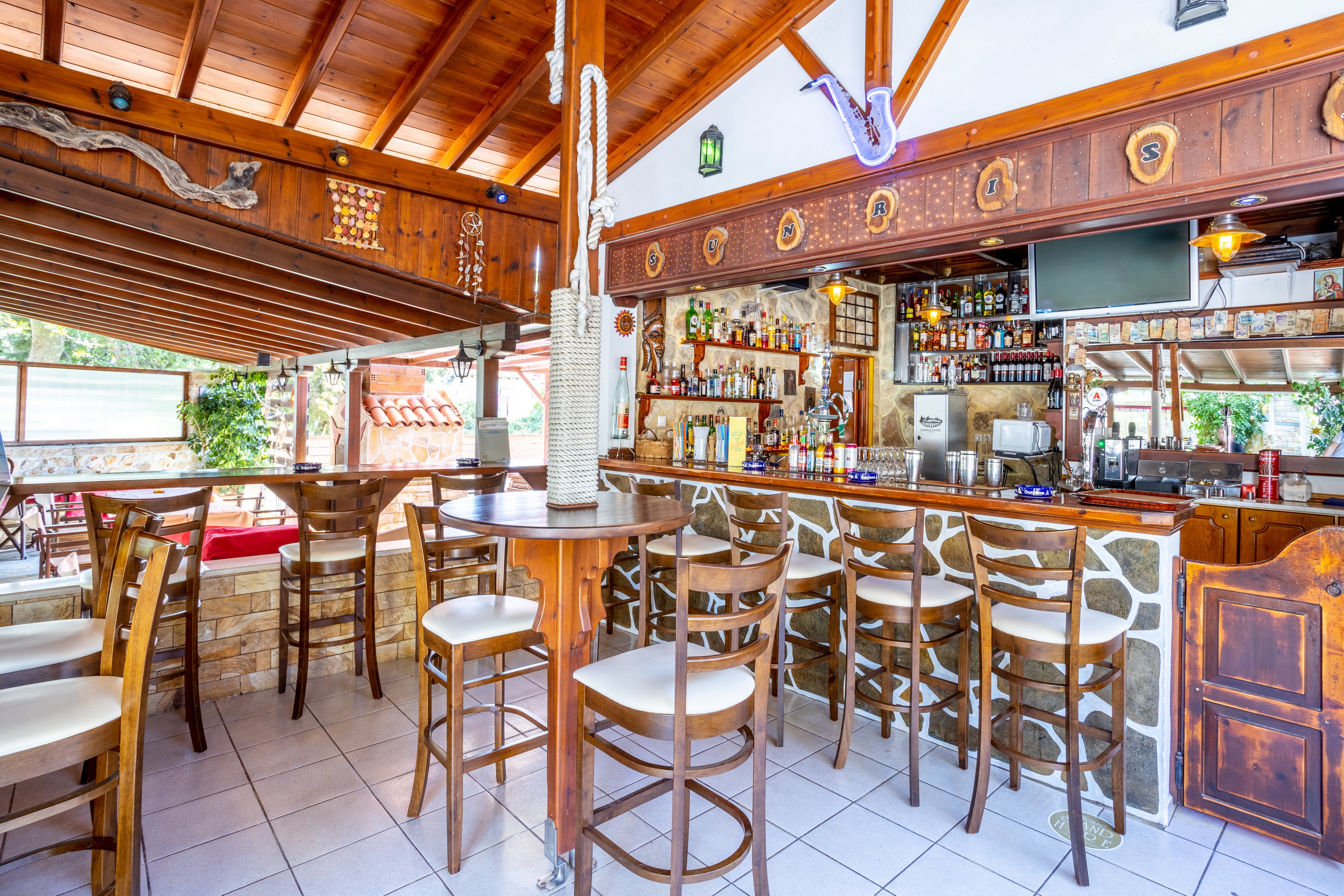 Thanos Studios & Apartments