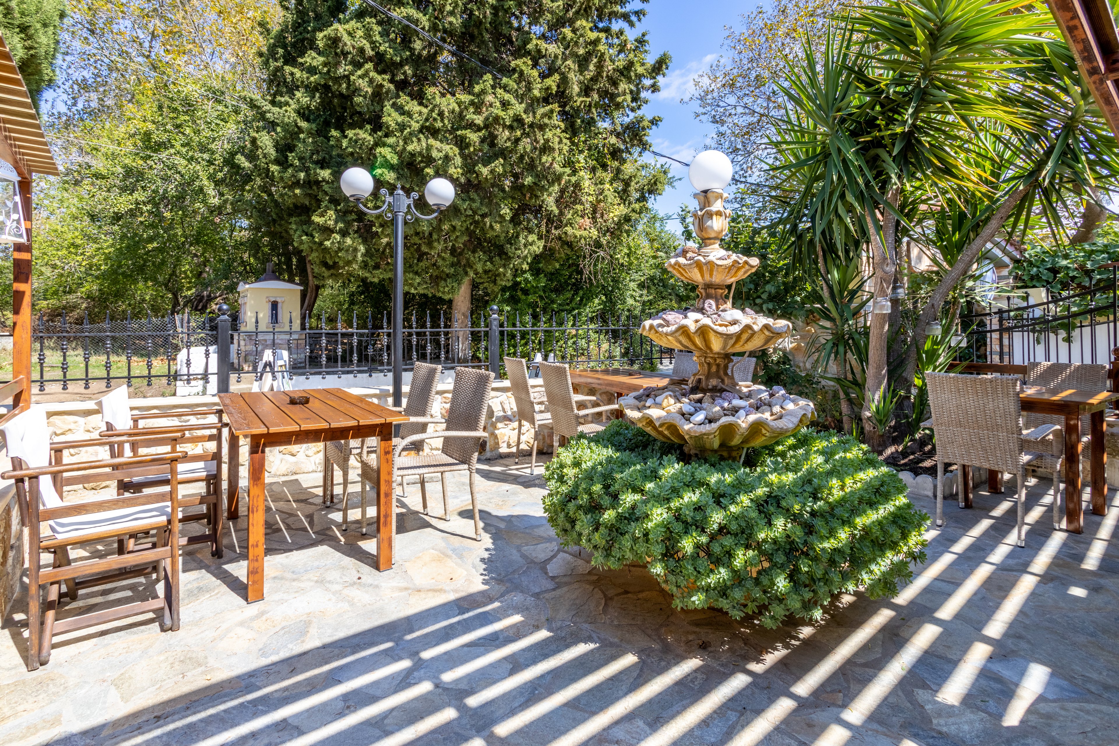 Thanos Studios & Apartments