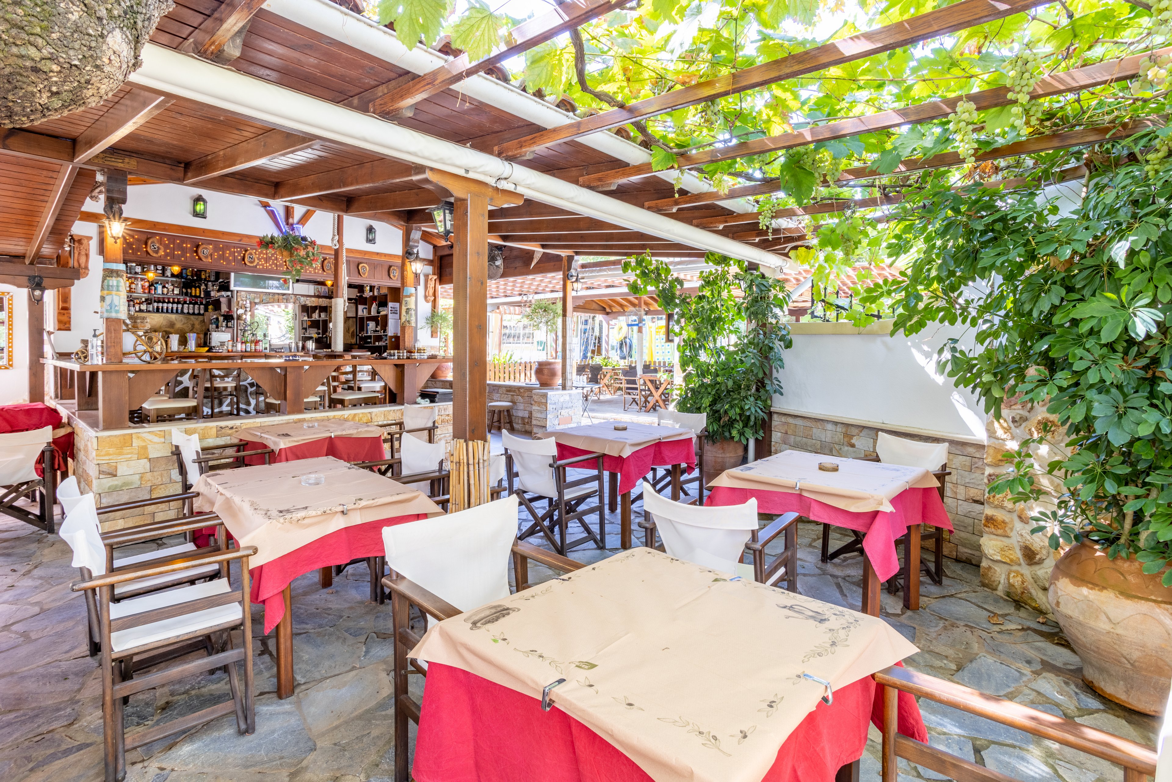 Thanos Studios & Apartments