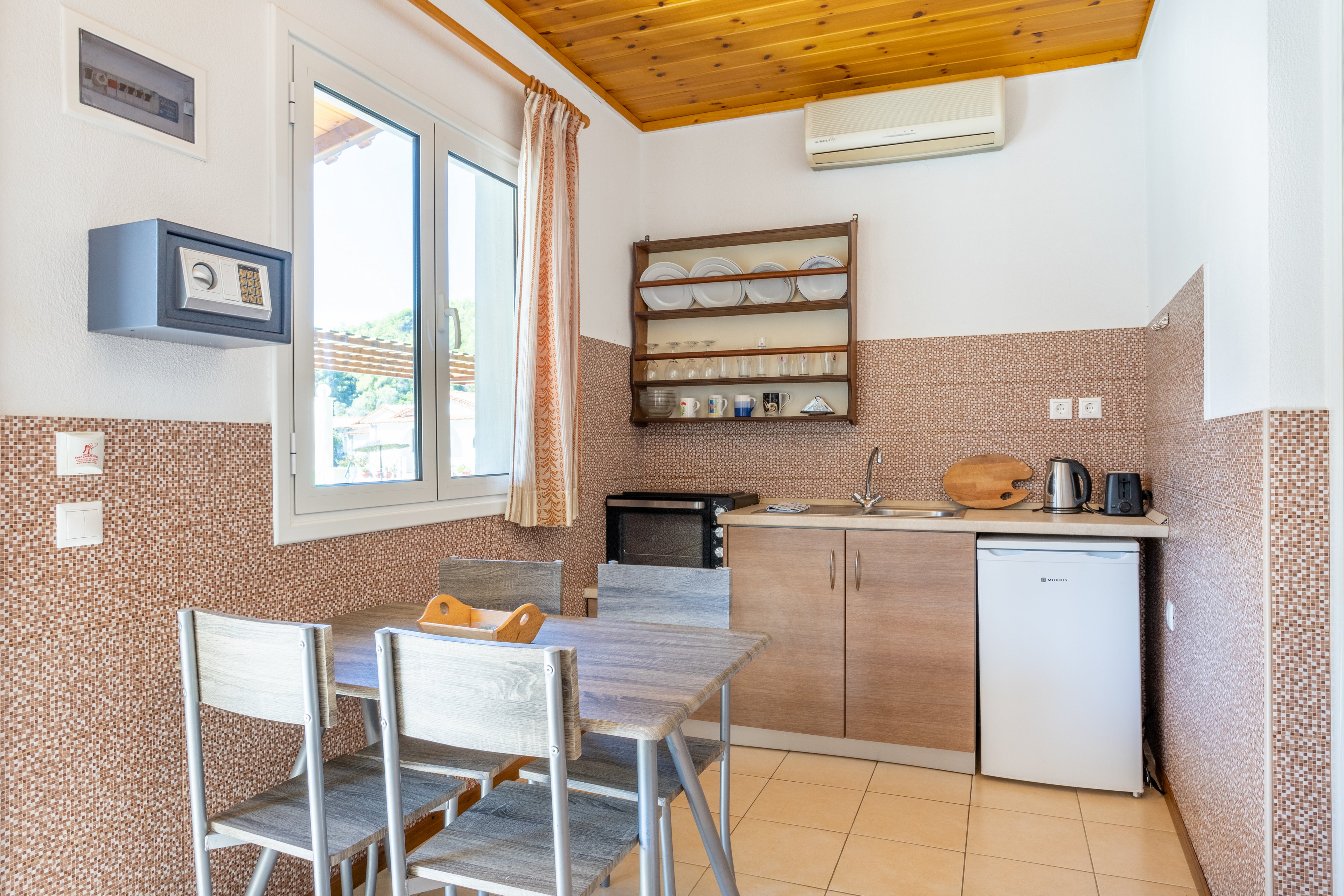 Thanos Studios & Apartments